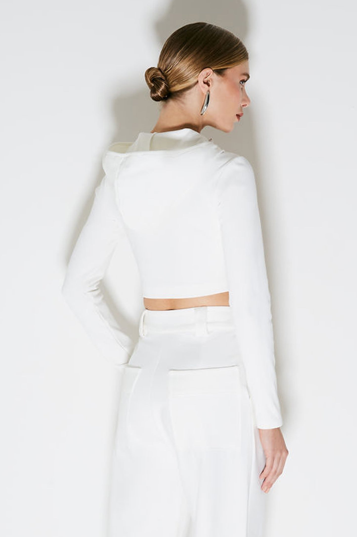 BLUSA MANGA LONGA COM ZIPER DE METAL FRONTAL E CAPUZ OFF WHITE