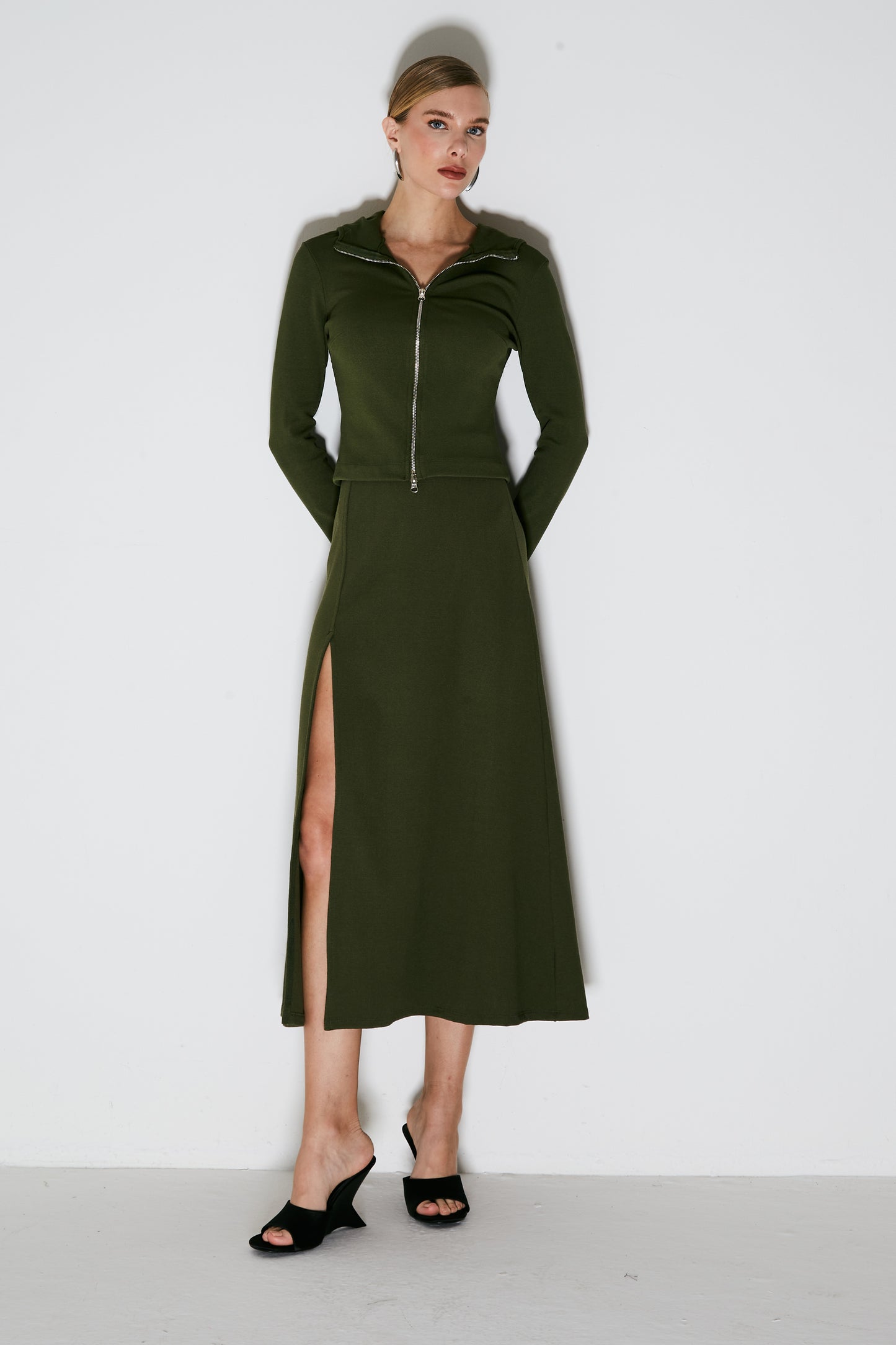 SAIA MIDI COM ELASTICO NO COS E FENDA FRONTAL VERDE MILITAR