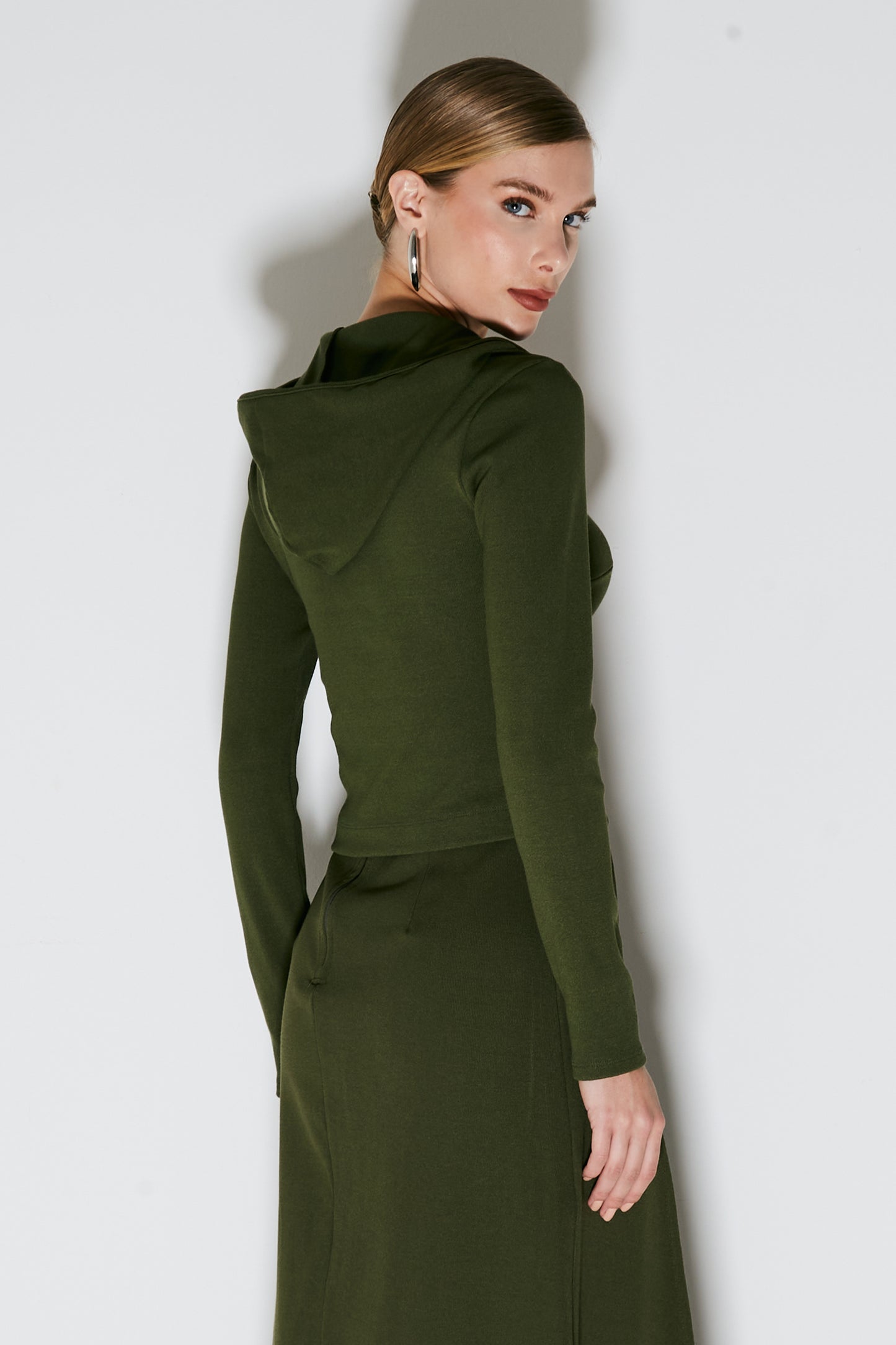BLUSA MANGA LONGA COM ZIPER DE METAL FRONTAL E CAPUZ VERDE MILITAR