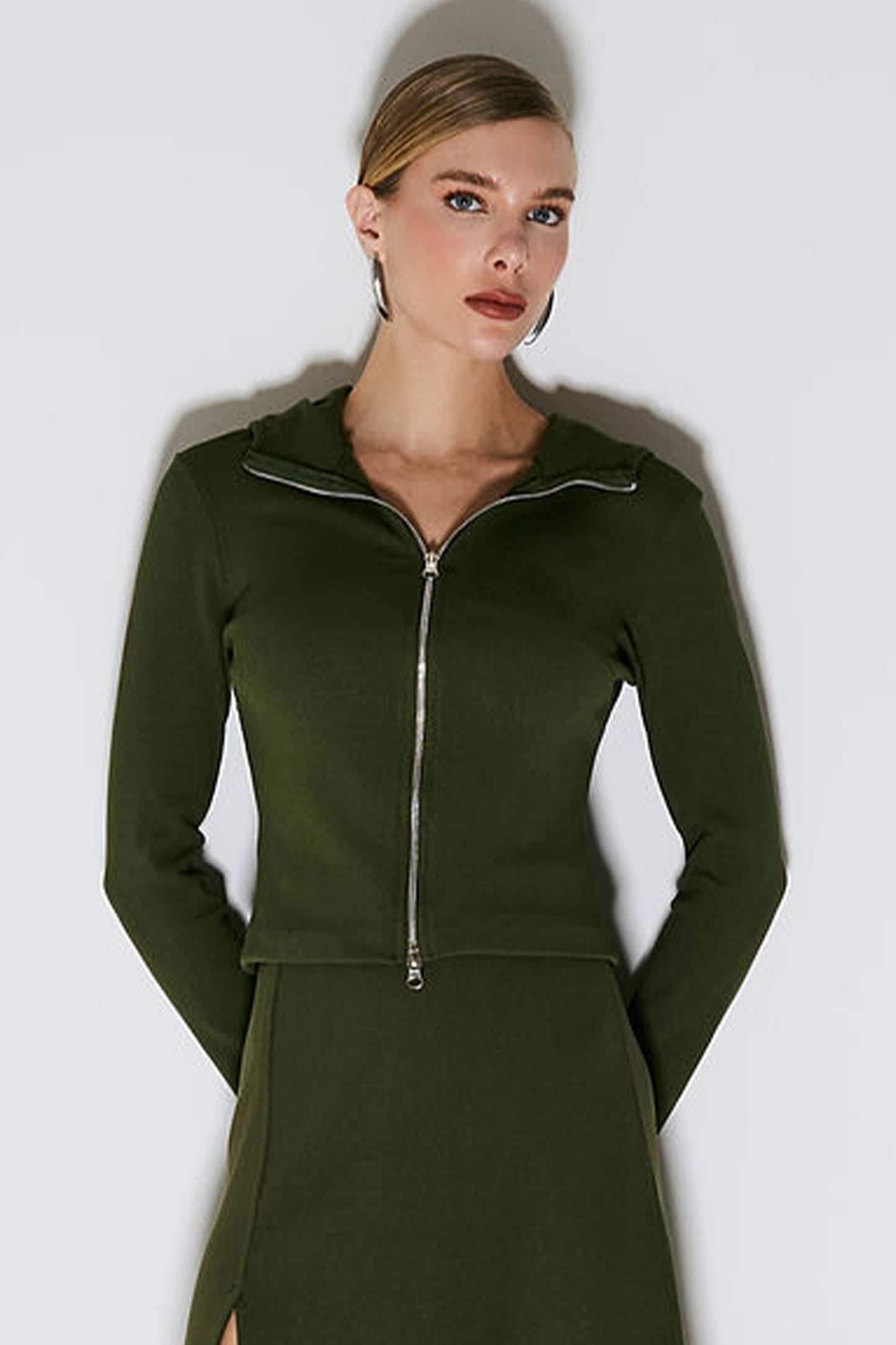 BLUSA MANGA LONGA COM ZIPER DE METAL FRONTAL E CAPUZ VERDE MILITAR