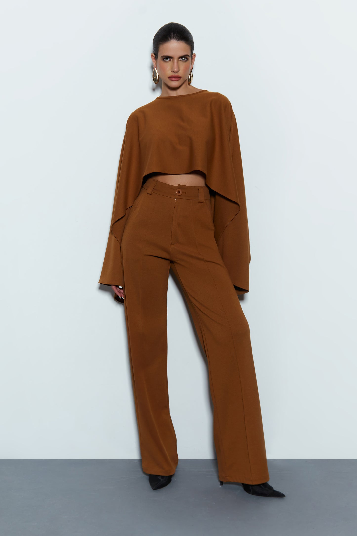 BLUSA CAPA FLUIDA COM ABERTURA NAS MANGAS MARROM CHOCOLATE