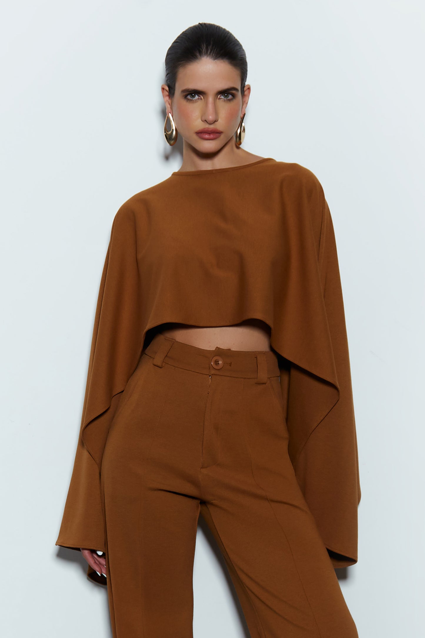 BLUSA CAPA FLUIDA COM ABERTURA NAS MANGAS MARROM CHOCOLATE