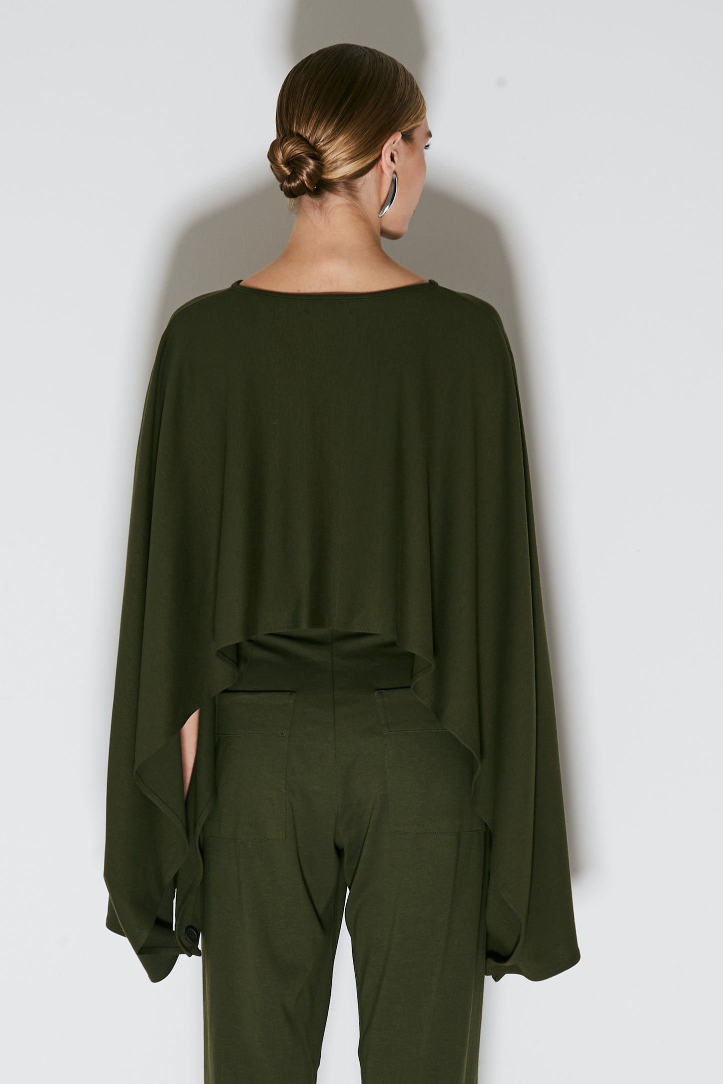 BLUSA CAPA FLUIDA COM ABERTURA NAS MANGAS VERDE MILITAR