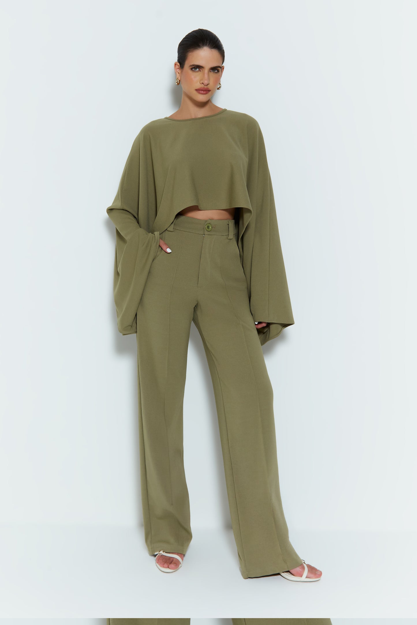 BLUSA CAPA FLUIDA COM ABERTURA NAS MANGAS VERDE MOSS
