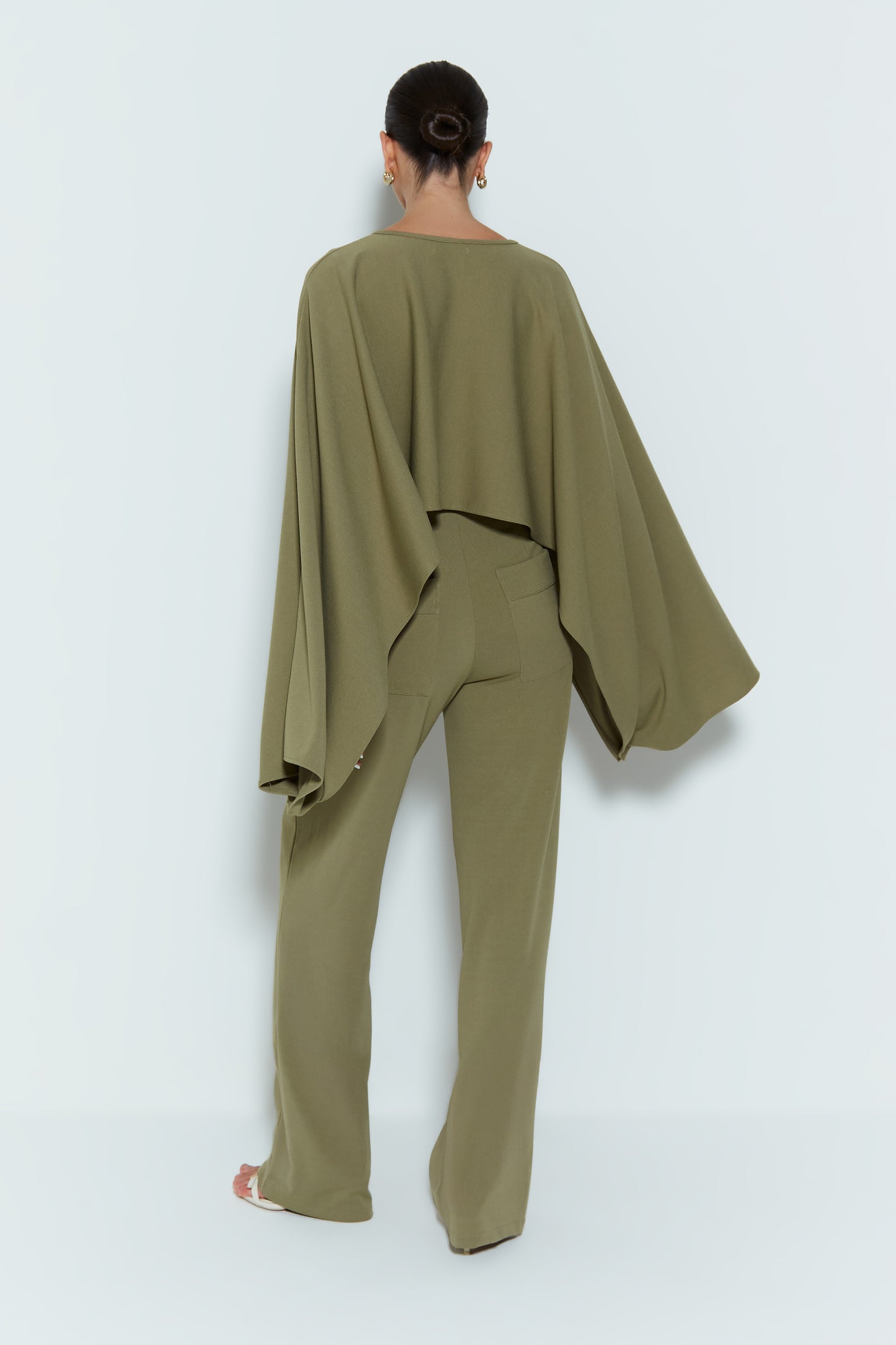 BLUSA CAPA FLUIDA COM ABERTURA NAS MANGAS VERDE MOSS
