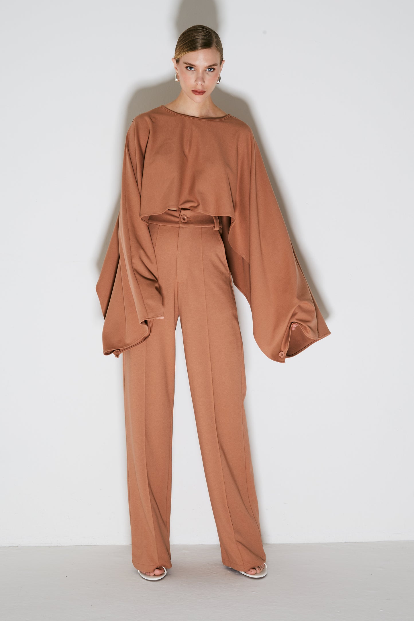 BLUSA CAPA FLUIDA COM ABERTURA NAS MANGAS MOCHA MOUSSE