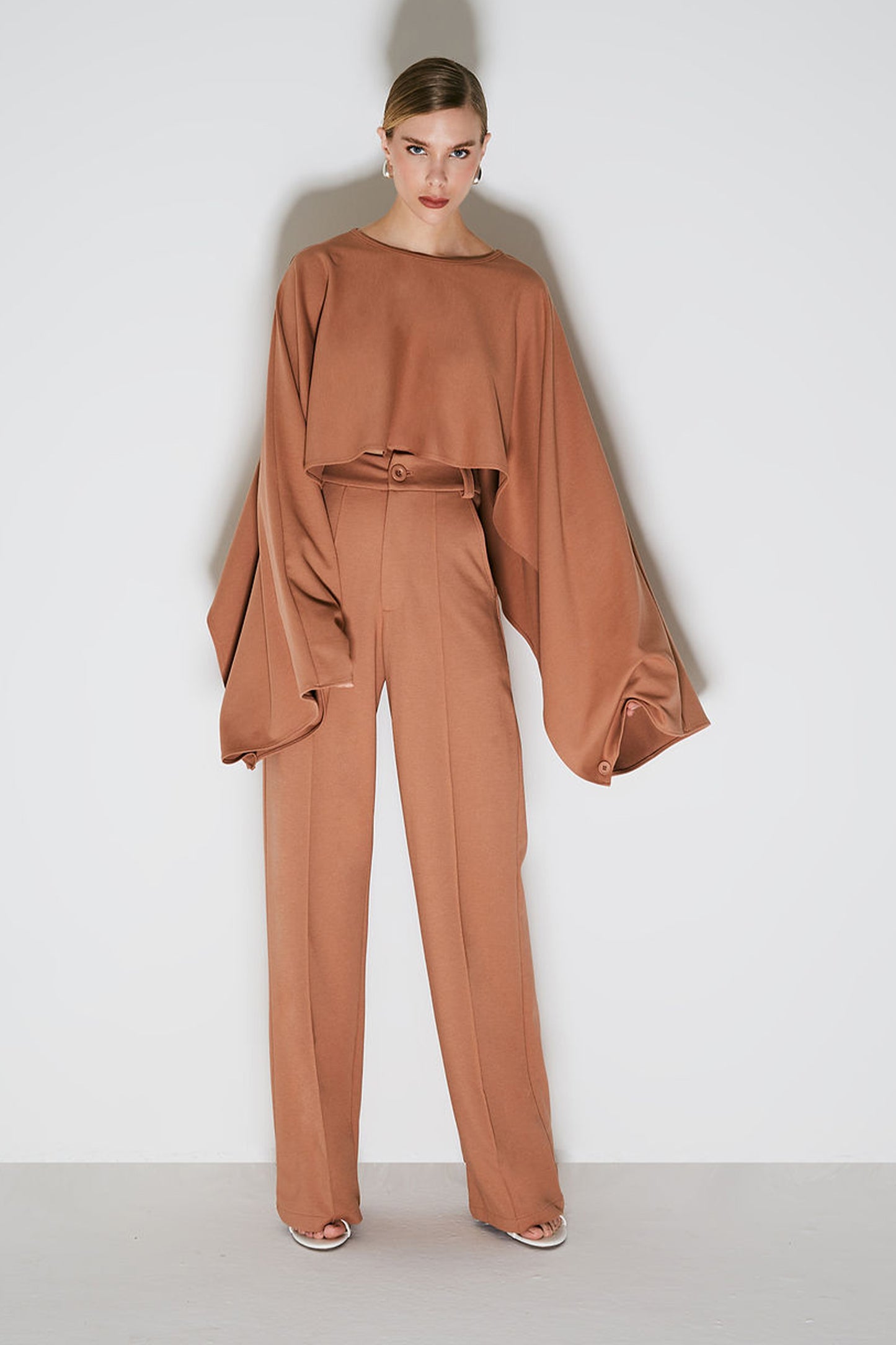 BLUSA CAPA FLUIDA COM ABERTURA NAS MANGAS MOCHA MOUSSE