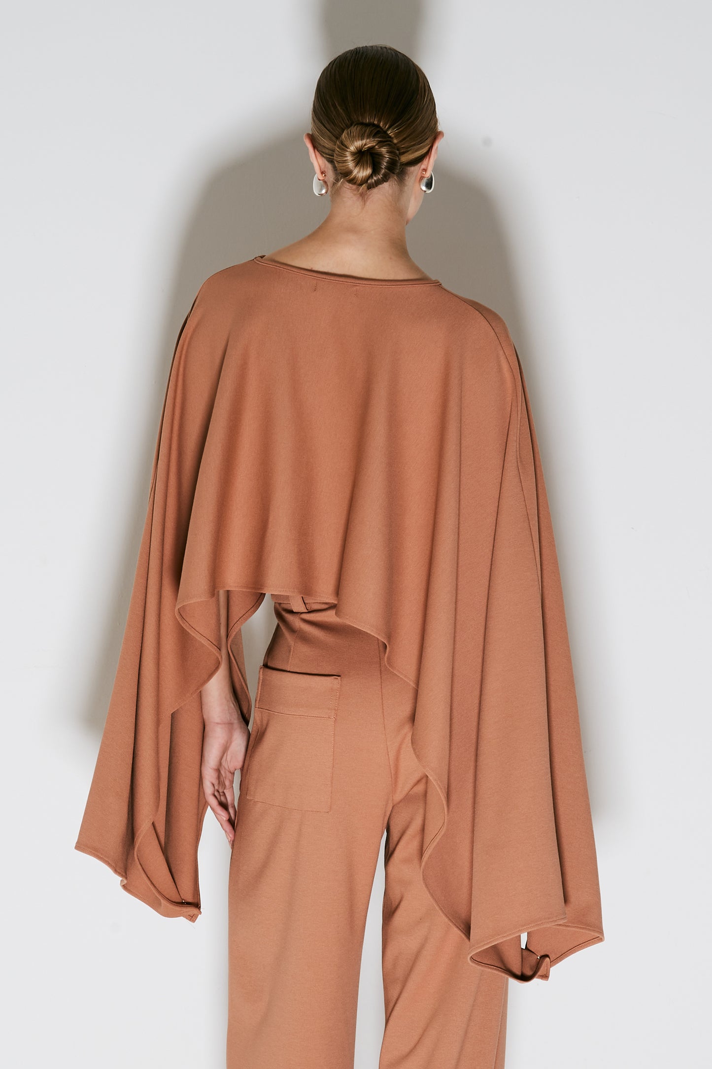 BLUSA CAPA FLUIDA COM ABERTURA NAS MANGAS MOCHA MOUSSE