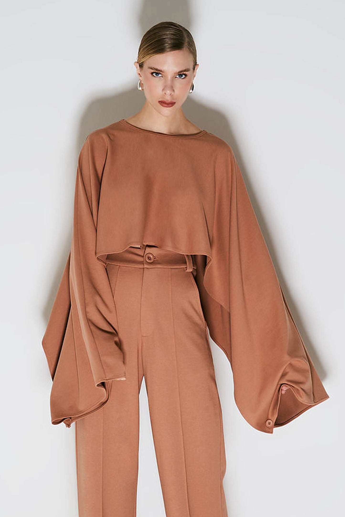 BLUSA CAPA FLUIDA COM ABERTURA NAS MANGAS MOCHA MOUSSE
