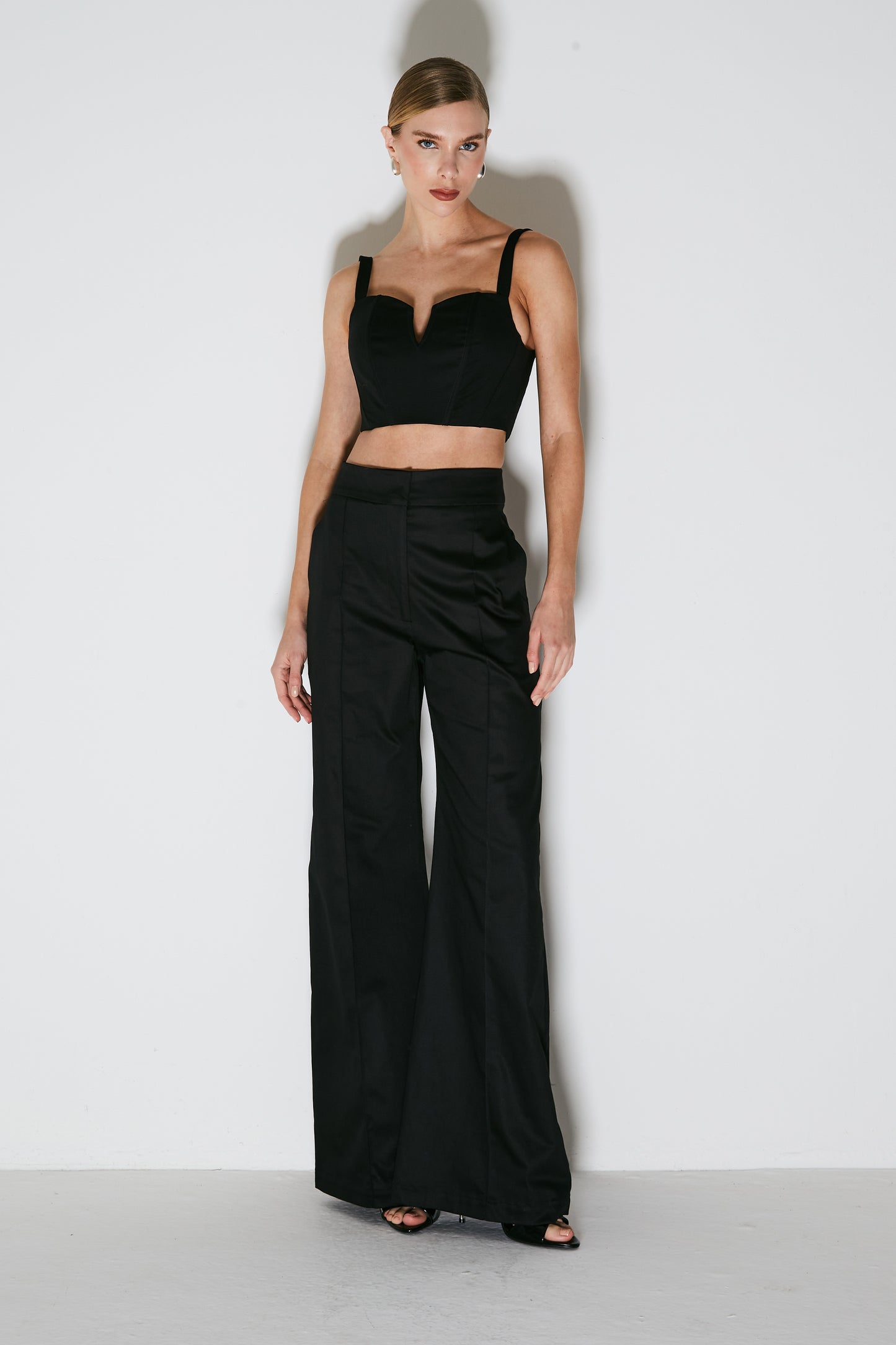 CROPPED DE ALCA ESTRUTURADO COM DETALHE MEIO BUSTO PRETO