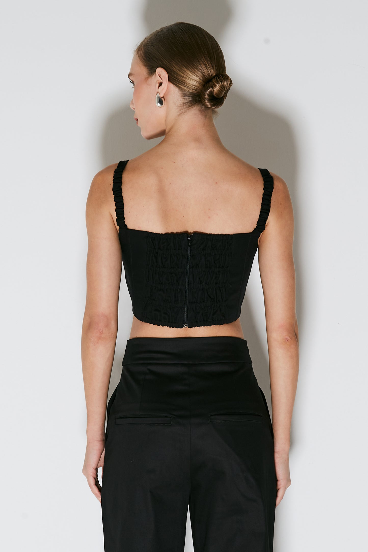 CROPPED DE ALCA ESTRUTURADO COM DETALHE MEIO BUSTO PRETO