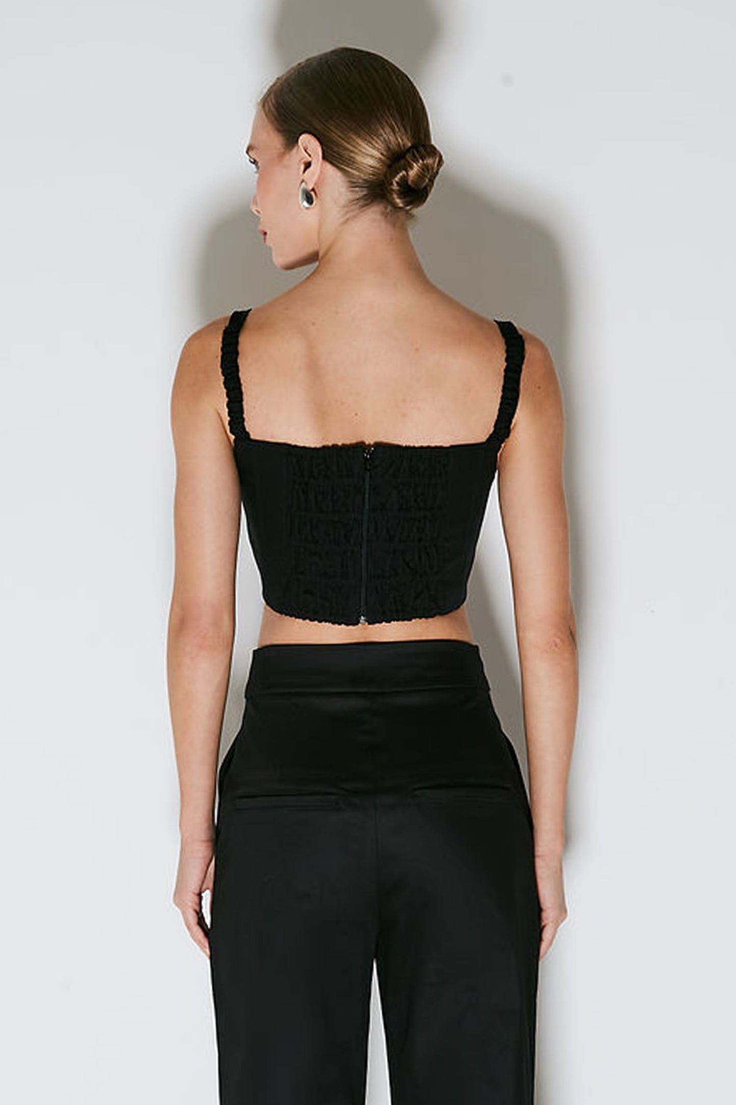 CROPPED DE ALCA ESTRUTURADO COM DETALHE MEIO BUSTO PRETO