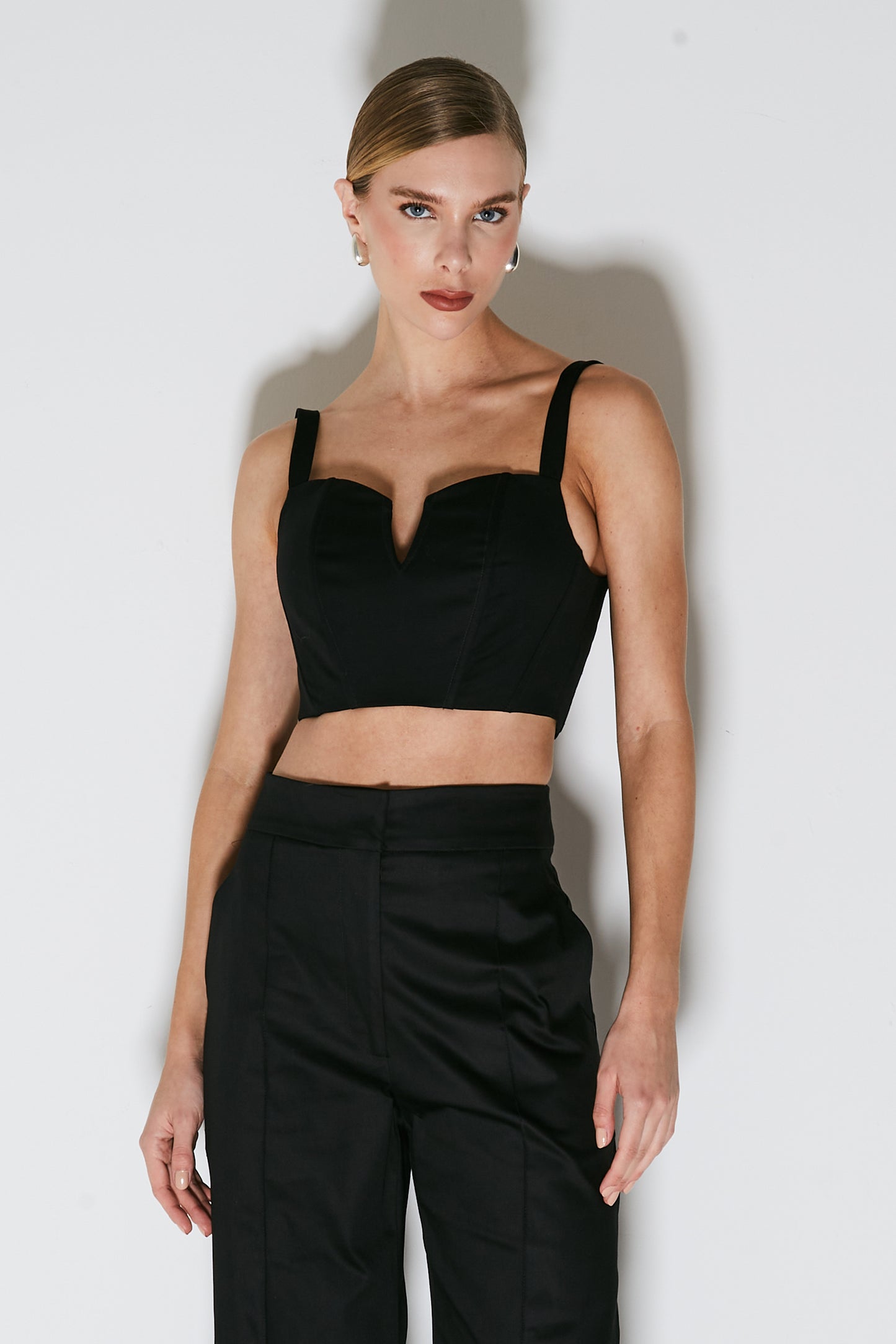CROPPED DE ALCA ESTRUTURADO COM DETALHE MEIO BUSTO PRETO