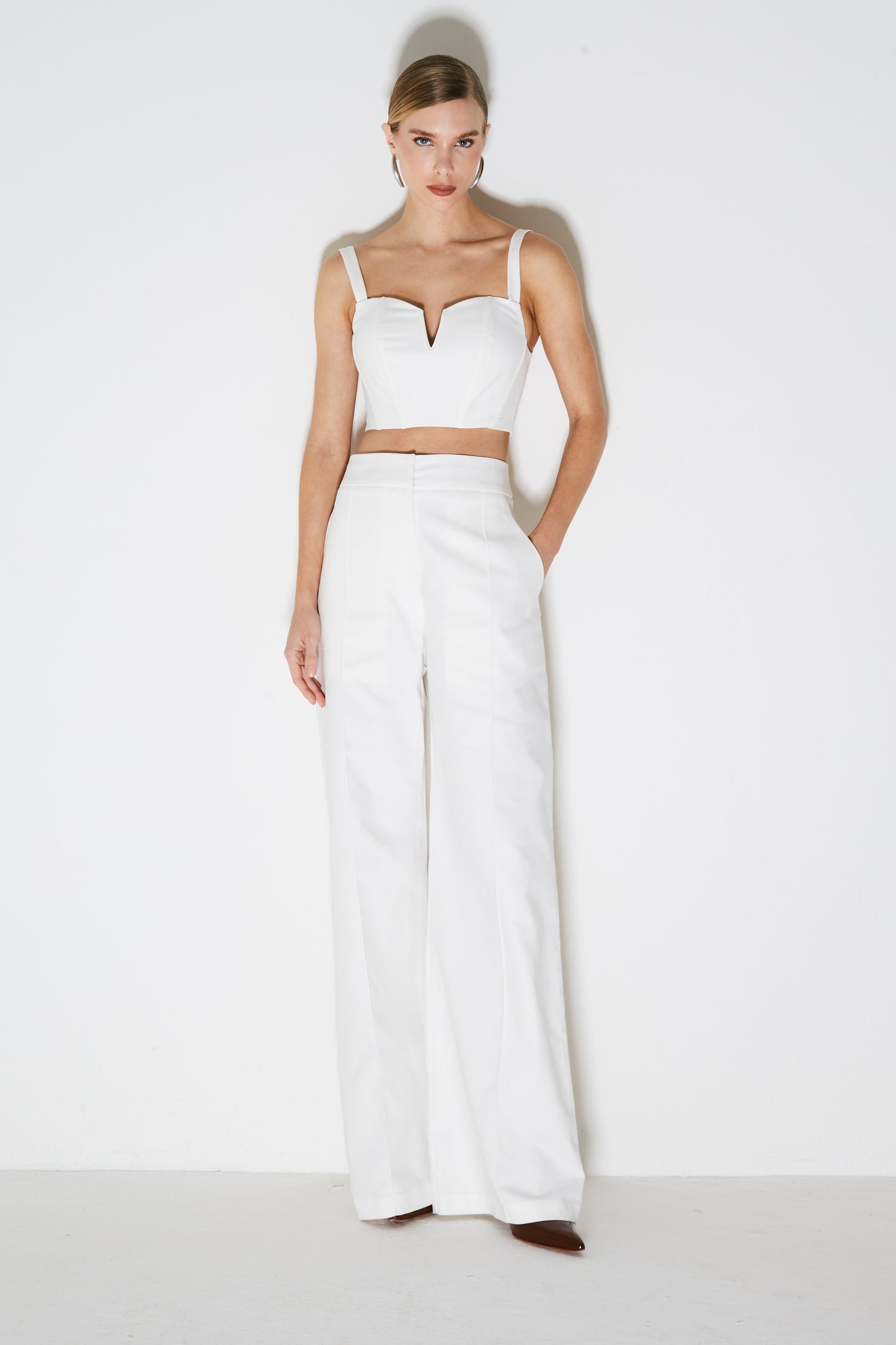 CROPPED DE ALCA ESTRUTURADO COM DETALHE MEIO BUSTO OFF WHITE