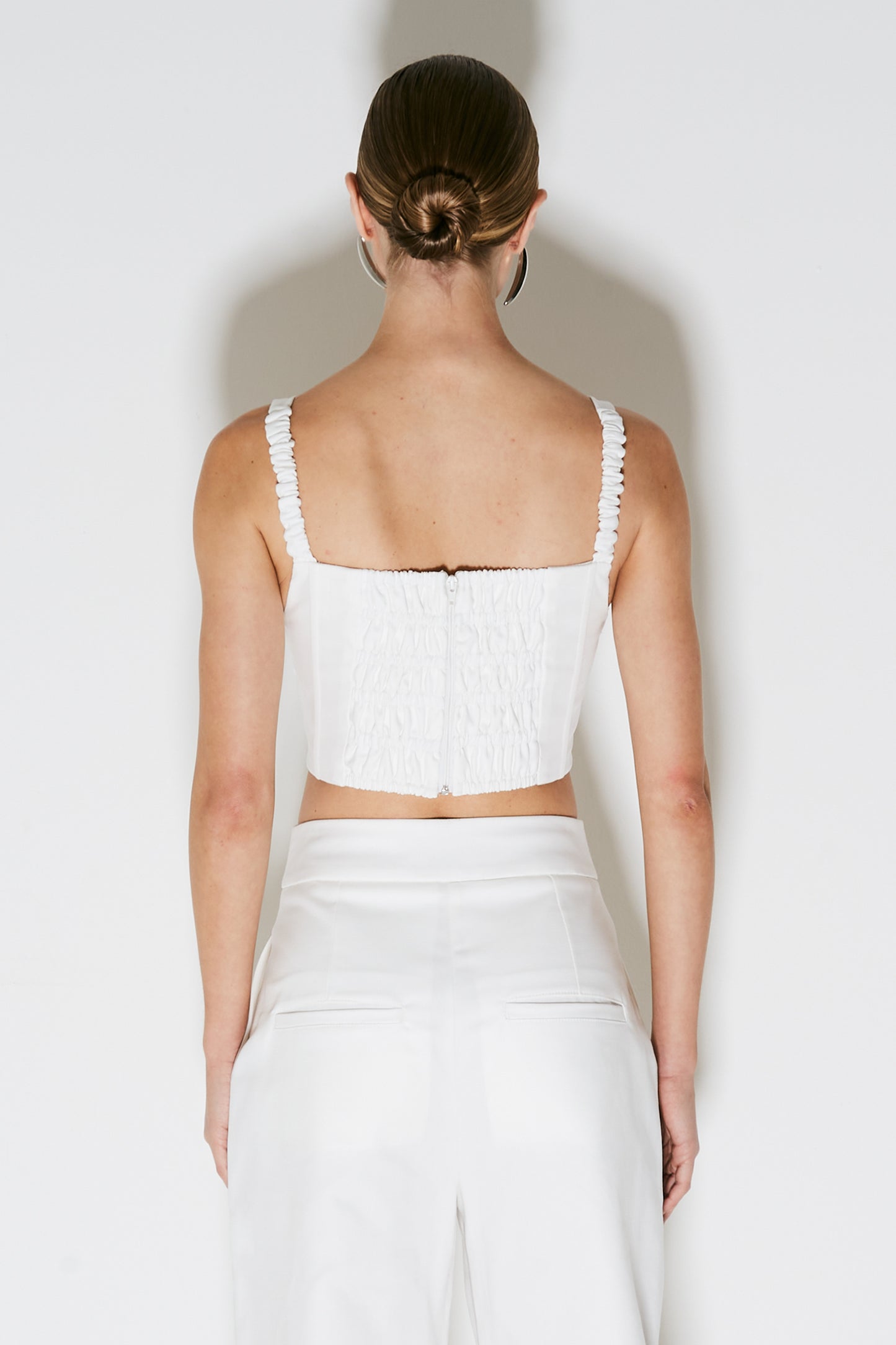 CROPPED DE ALCA ESTRUTURADO COM DETALHE MEIO BUSTO OFF WHITE