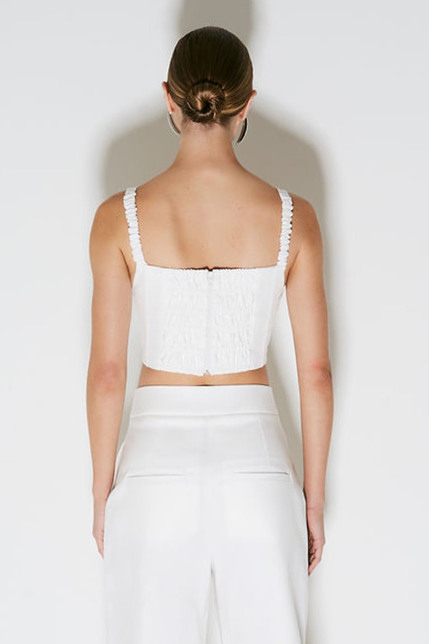 CROPPED DE ALCA ESTRUTURADO COM DETALHE MEIO BUSTO OFF WHITE