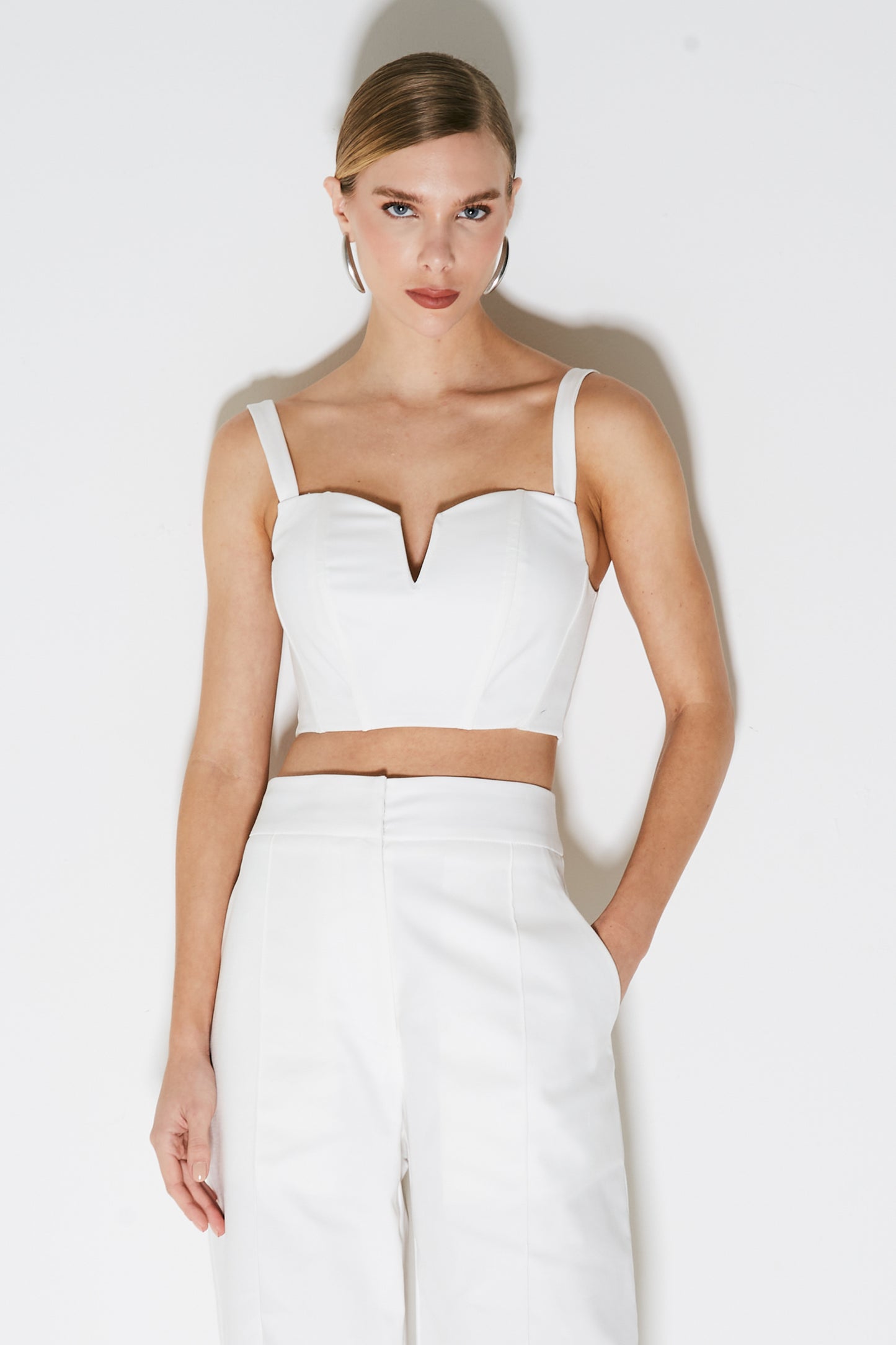 CROPPED DE ALCA ESTRUTURADO COM DETALHE MEIO BUSTO OFF WHITE