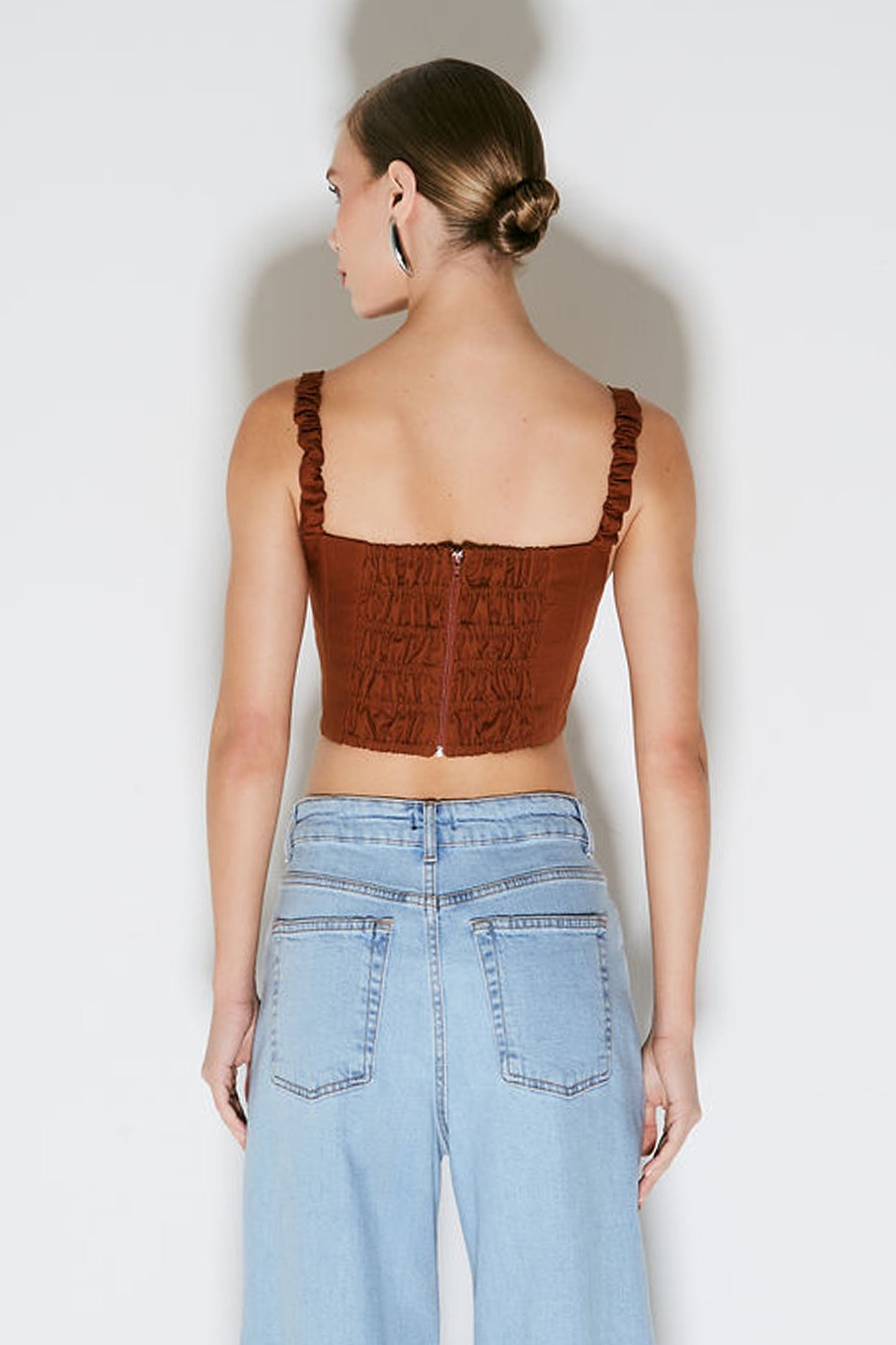 CROPPED DE ALCA ESTRUTURADO COM DETALHE MEIO BUSTO MARROM CANELA