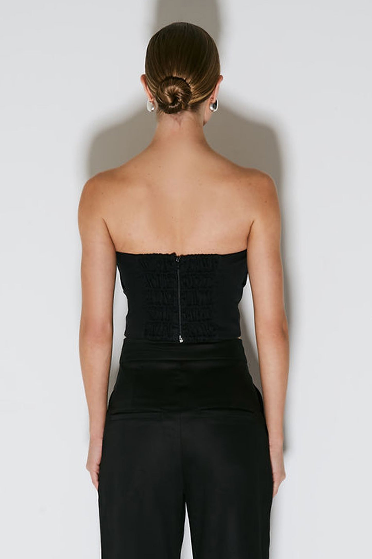 CROPPED TOMARA QUE CAIA ESTRUTURADO COM SOBREPOSICOES PRETO