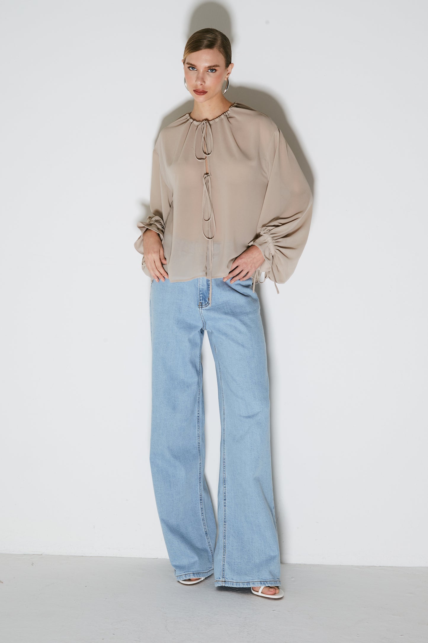 BLUSA MANGA LONGA FLUIDA COM AMARRACAO PUNHOS E PESCOCO KAKI CLARO