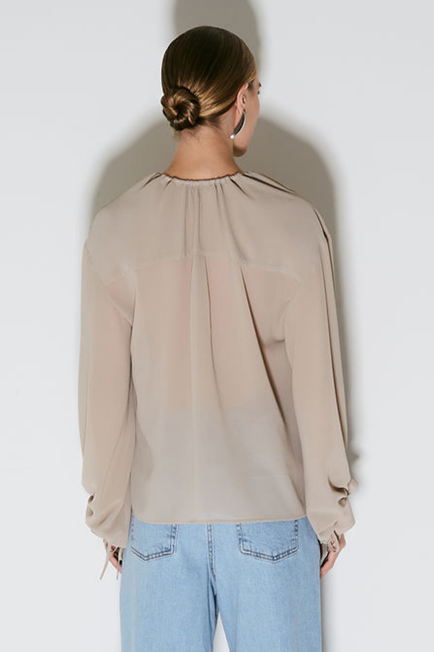 BLUSA MANGA LONGA FLUIDA COM AMARRACAO PUNHOS E PESCOCO KAKI CLARO