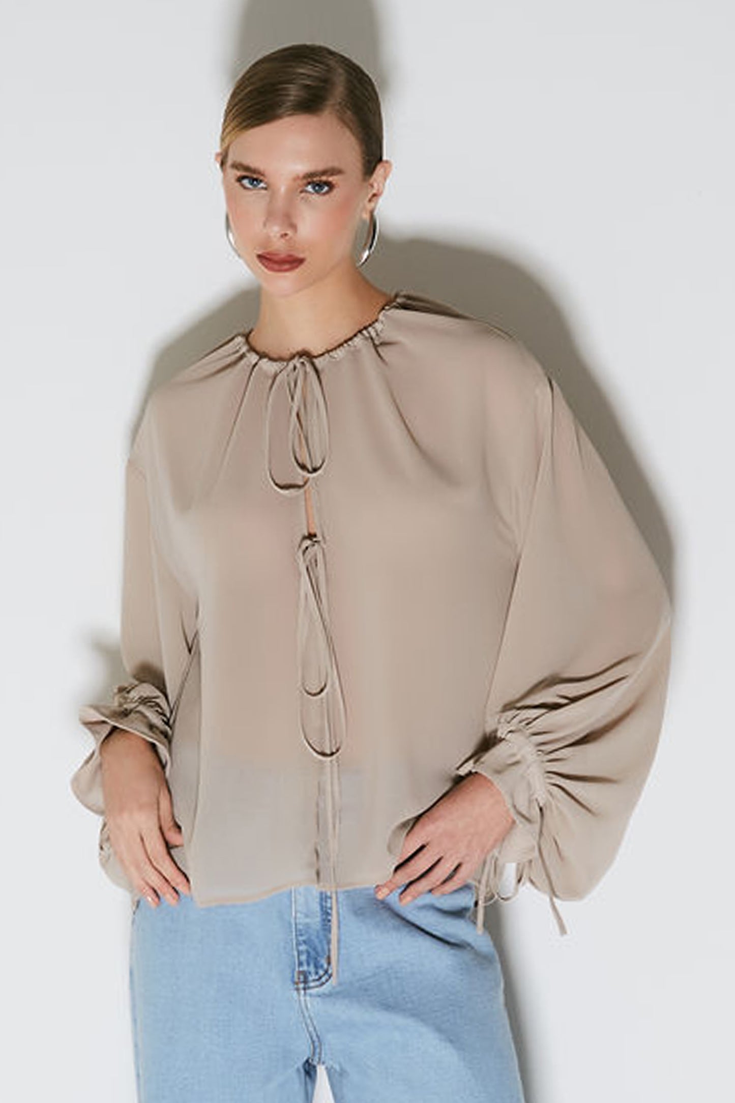 BLUSA MANGA LONGA FLUIDA COM AMARRACAO PUNHOS E PESCOCO KAKI CLARO