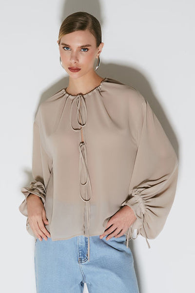 BLUSA MANGA LONGA FLUIDA COM AMARRACAO PUNHOS E PESCOCO KAKI CLARO