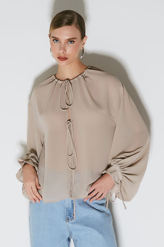 BLUSA MANGA LONGA FLUIDA COM AMARRACAO PUNHOS E PESCOCO KAKI CLARO