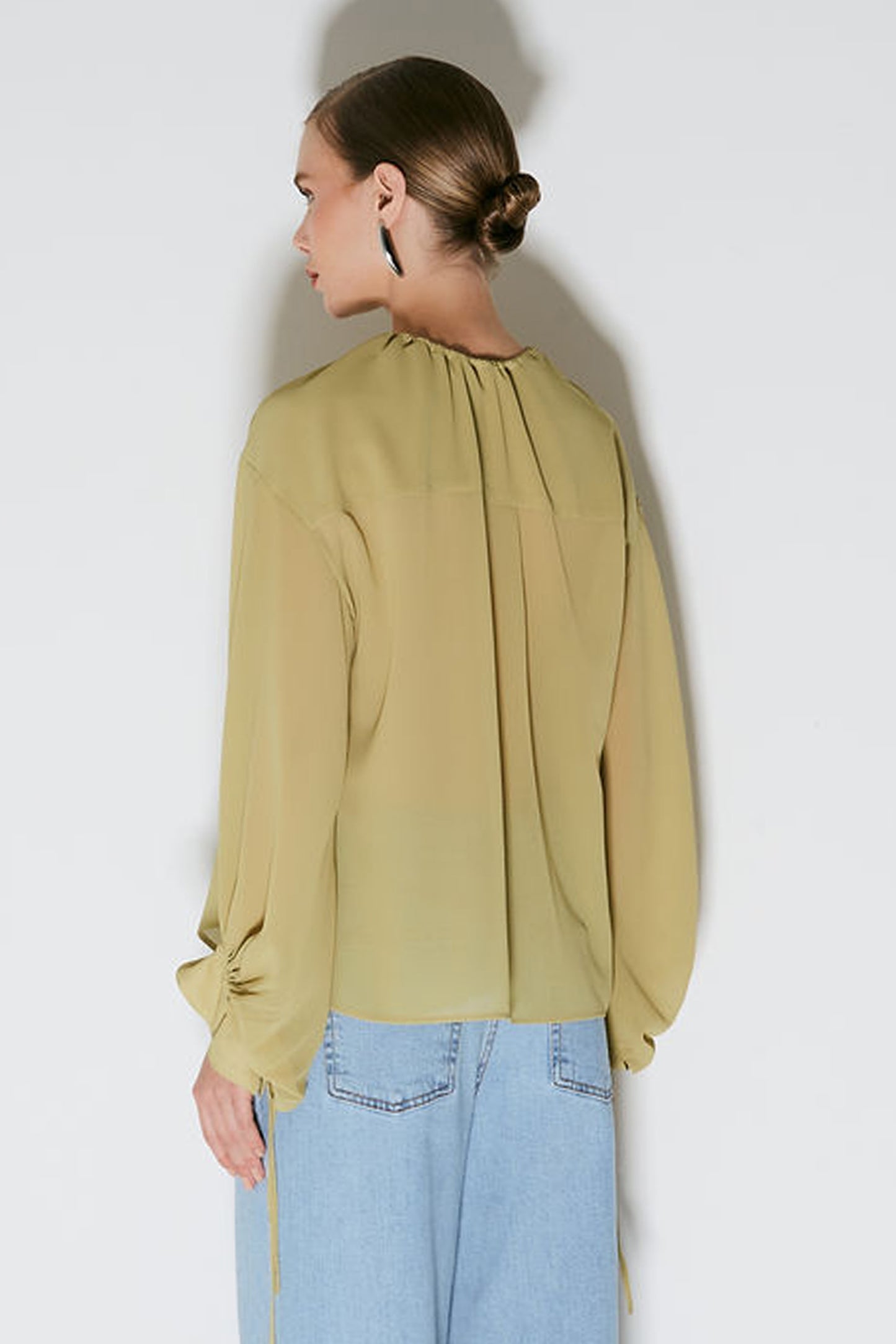 BLUSA MANGA LONGA FLUIDA COM AMARRACAO PUNHOS E PESCOCO VERDE LEMON