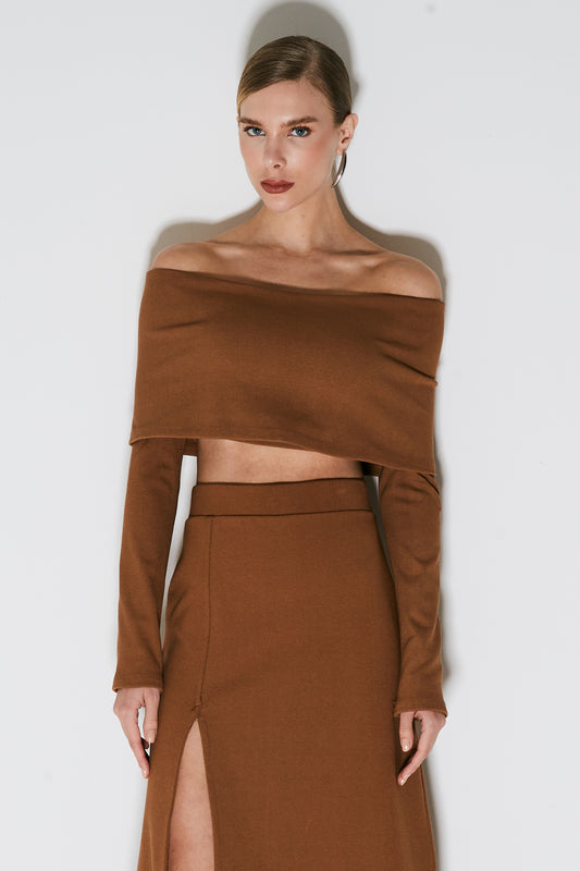 CROPPED OMBRO A OMBRO COM SOBREPOSICAO MARROM CHOCOLATE