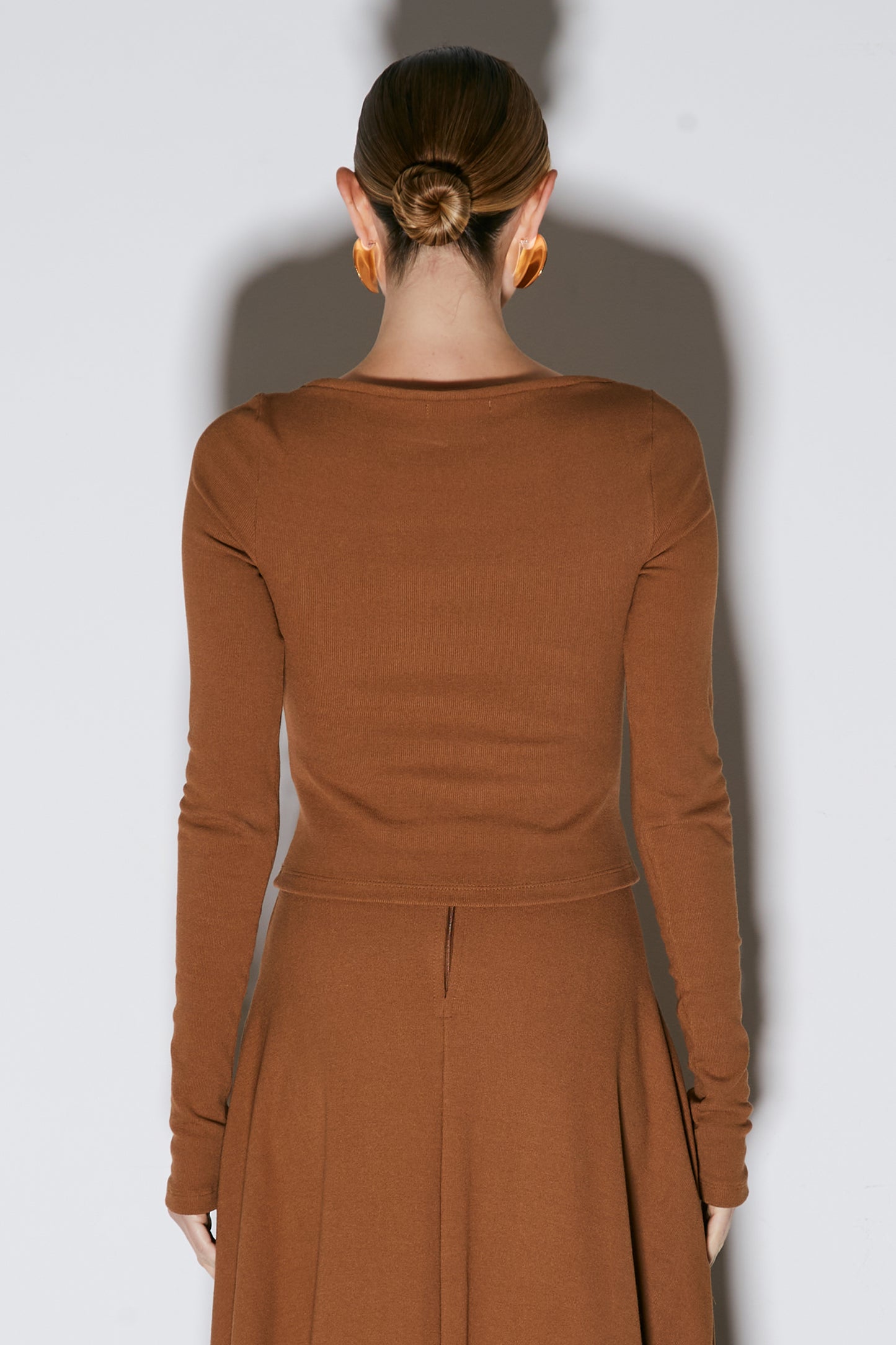 BLUSA MANGA LONGA COM ABERTURA NO COLO MARROM CHOCOLATE