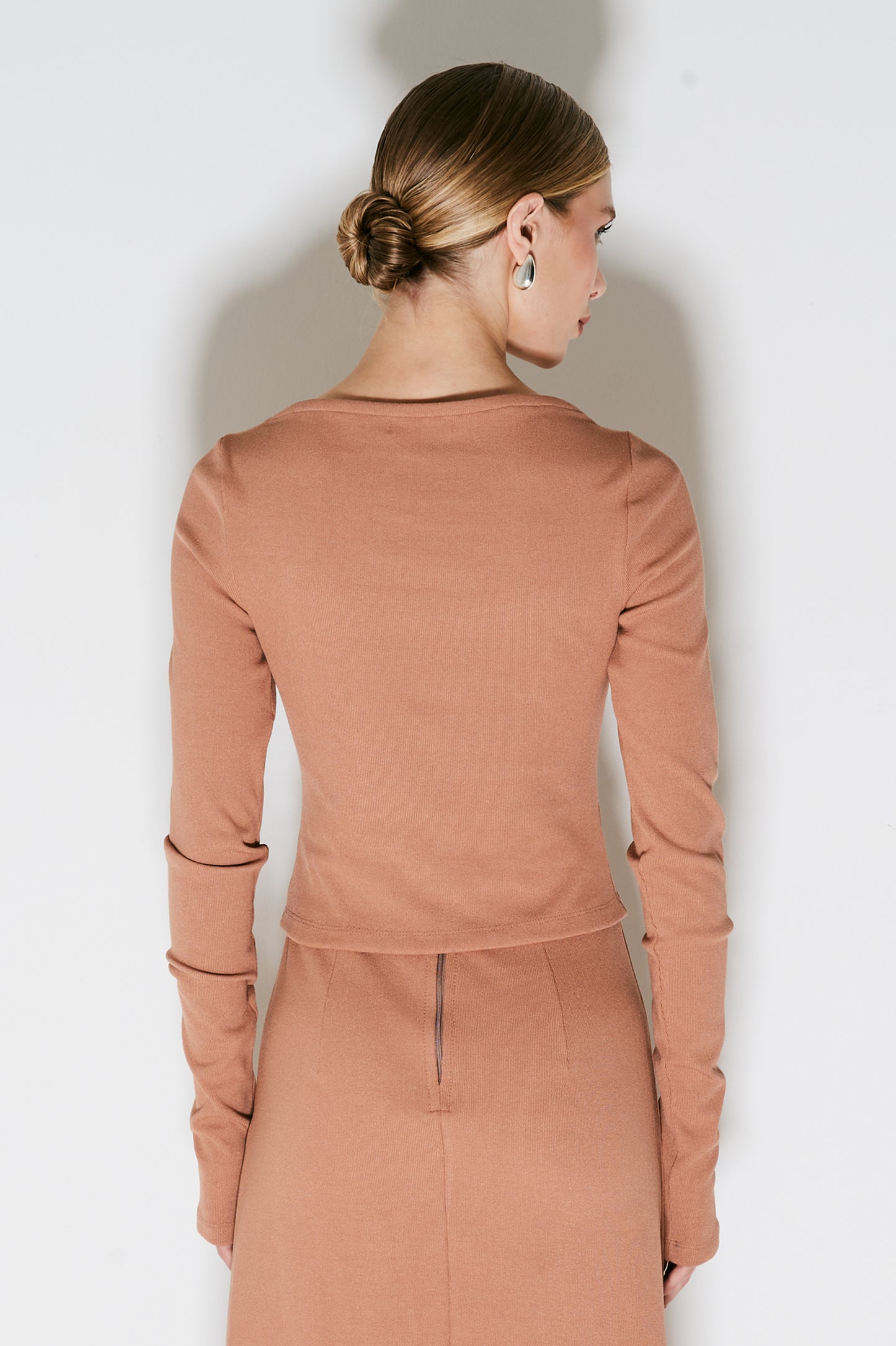 BLUSA MANGA LONGA COM ABERTURA NO COLO MOCHA MOUSSE
