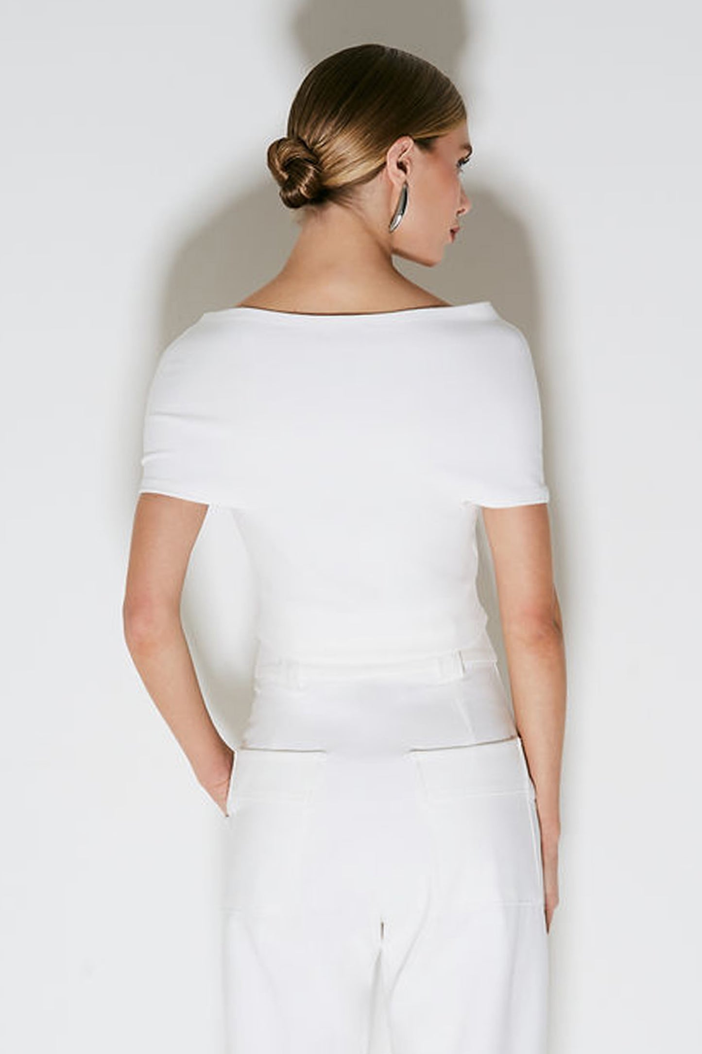 CROPPED MANGA CURTA OMBRO A OMBRO COM TORCAO FRONTAL OFF WHITE