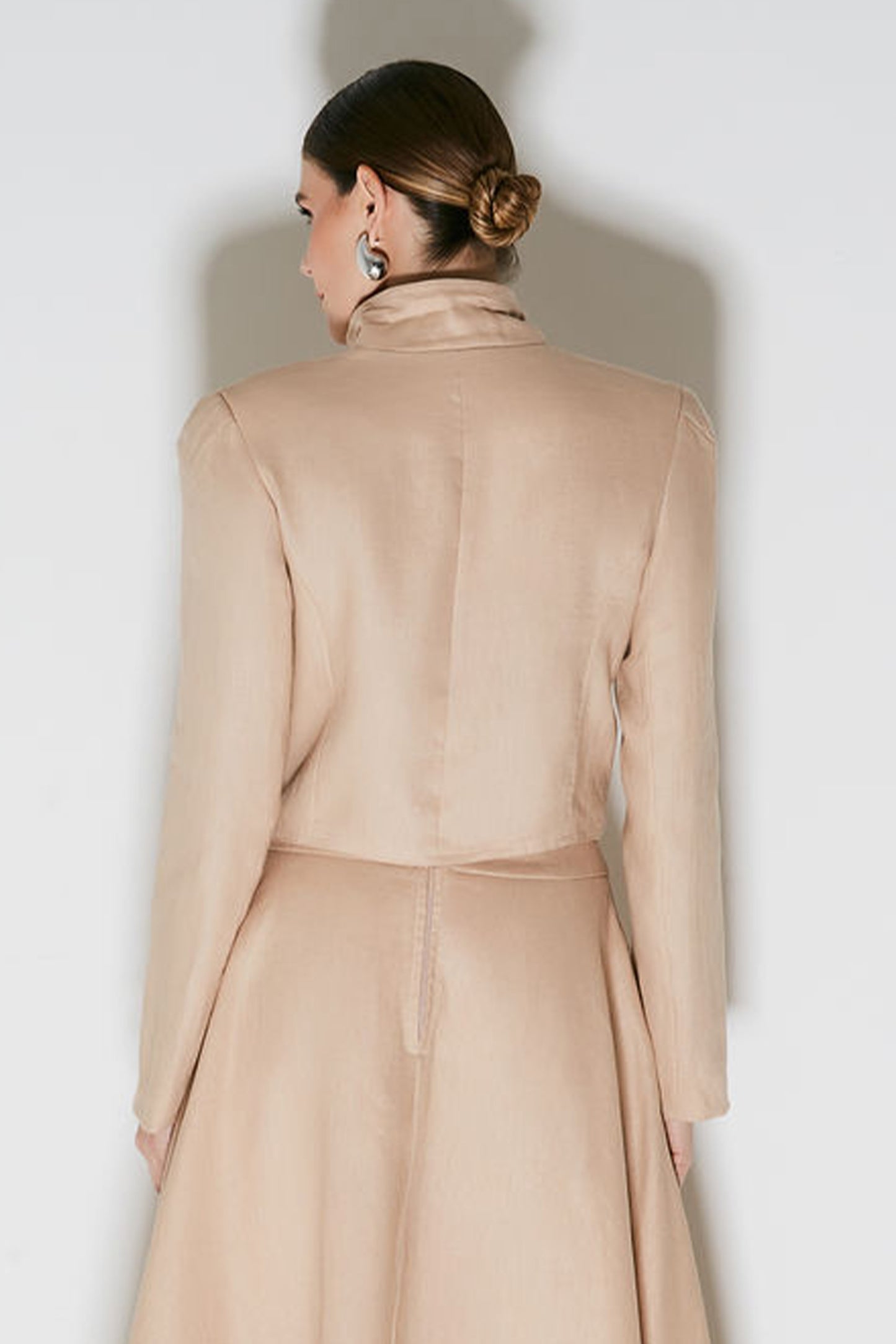 BLAZER CURTO COM ABERTURA ASSIMETRICA KAKI CLARO