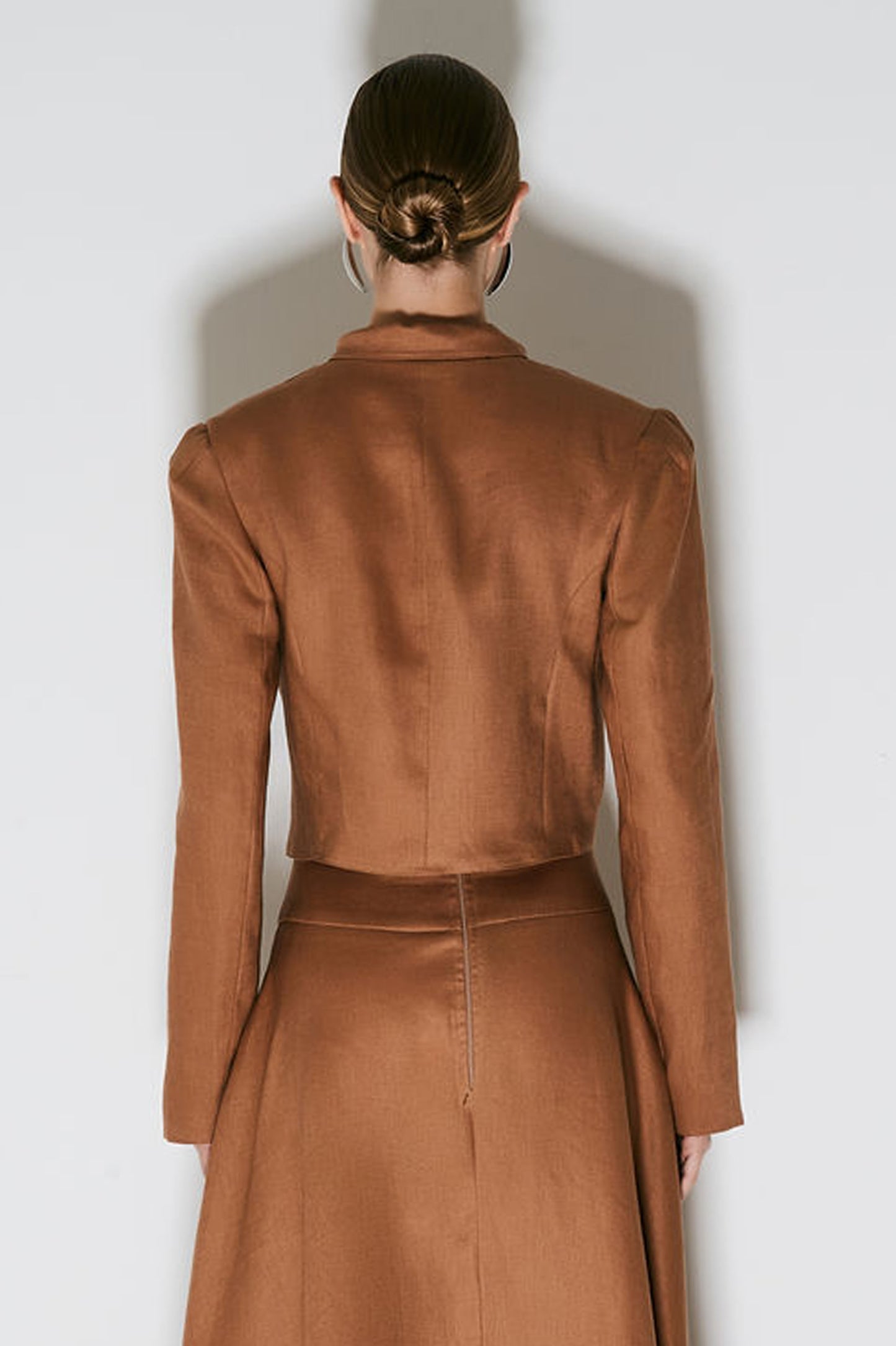BLAZER CURTO COM ABERTURA ASSIMETRICA CARAMELO