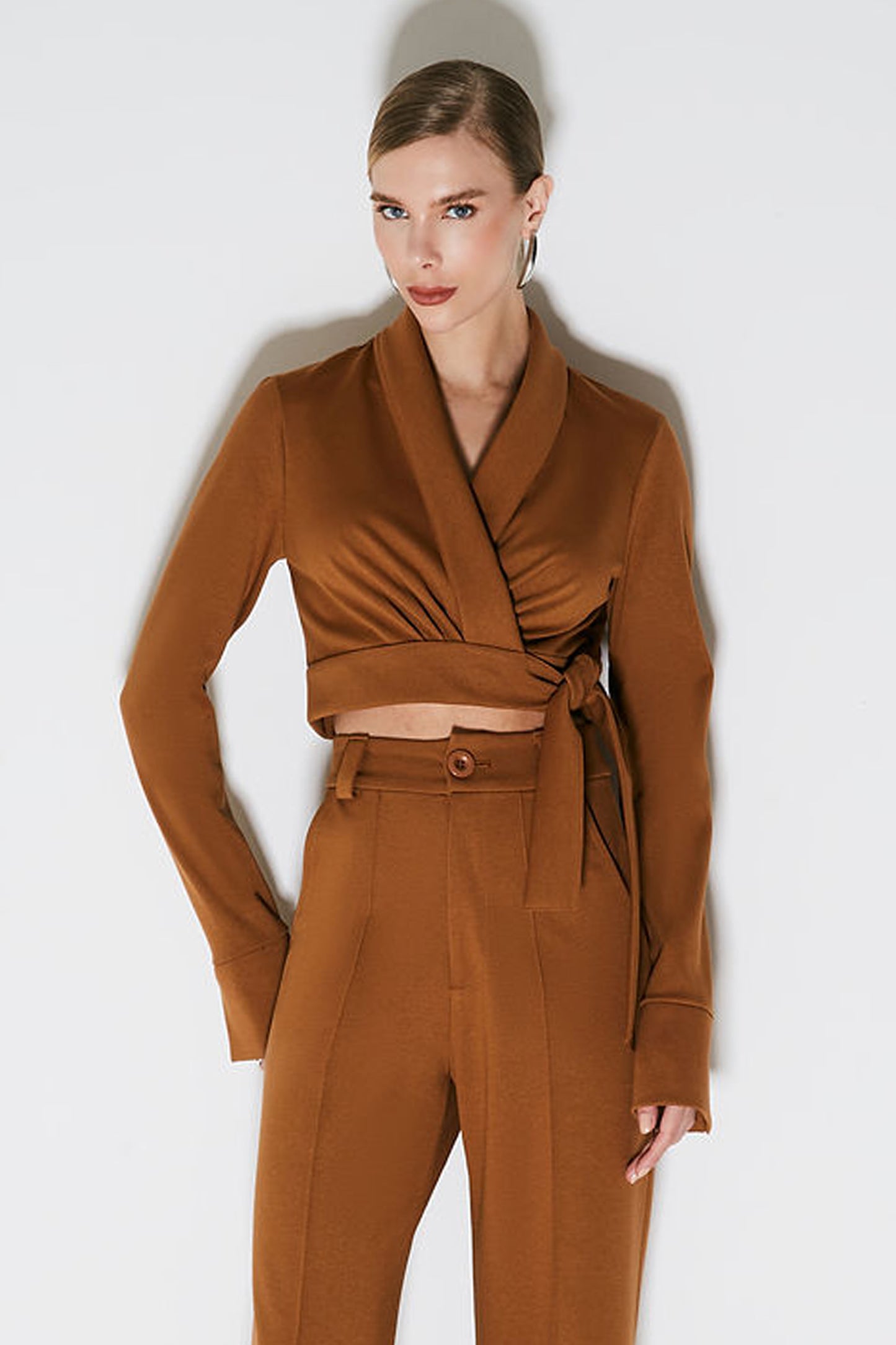 BLUSA MANGA LONGA COM AMARRACAO LATERAL E ABERTURA PUNHO MARROM CHOCOLATE
