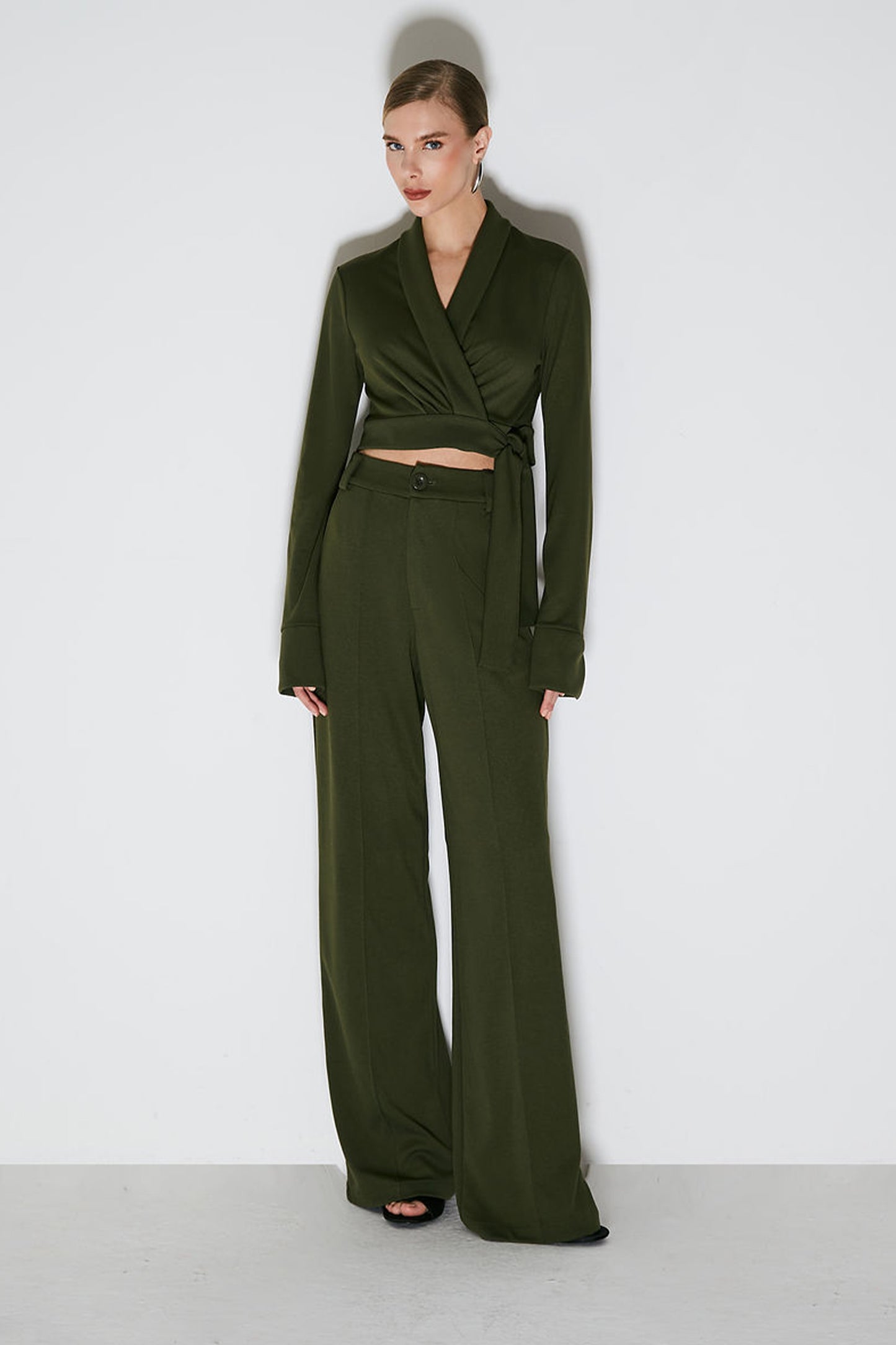 BLUSA MANGA LONGA COM AMARRACAO LATERAL E ABERTURA PUNHO VERDE MILITAR