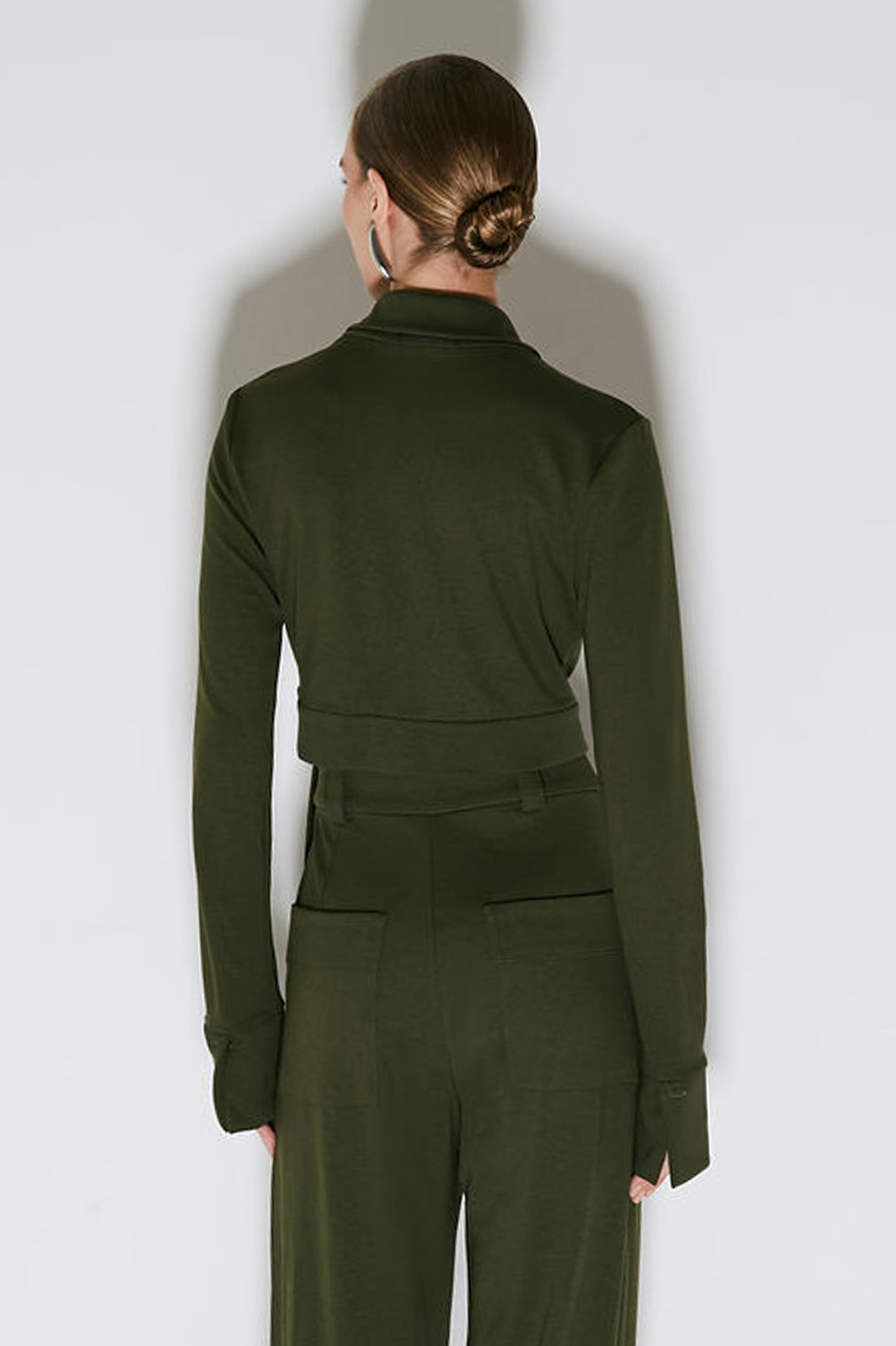 BLUSA MANGA LONGA COM AMARRACAO LATERAL E ABERTURA PUNHO VERDE MILITAR