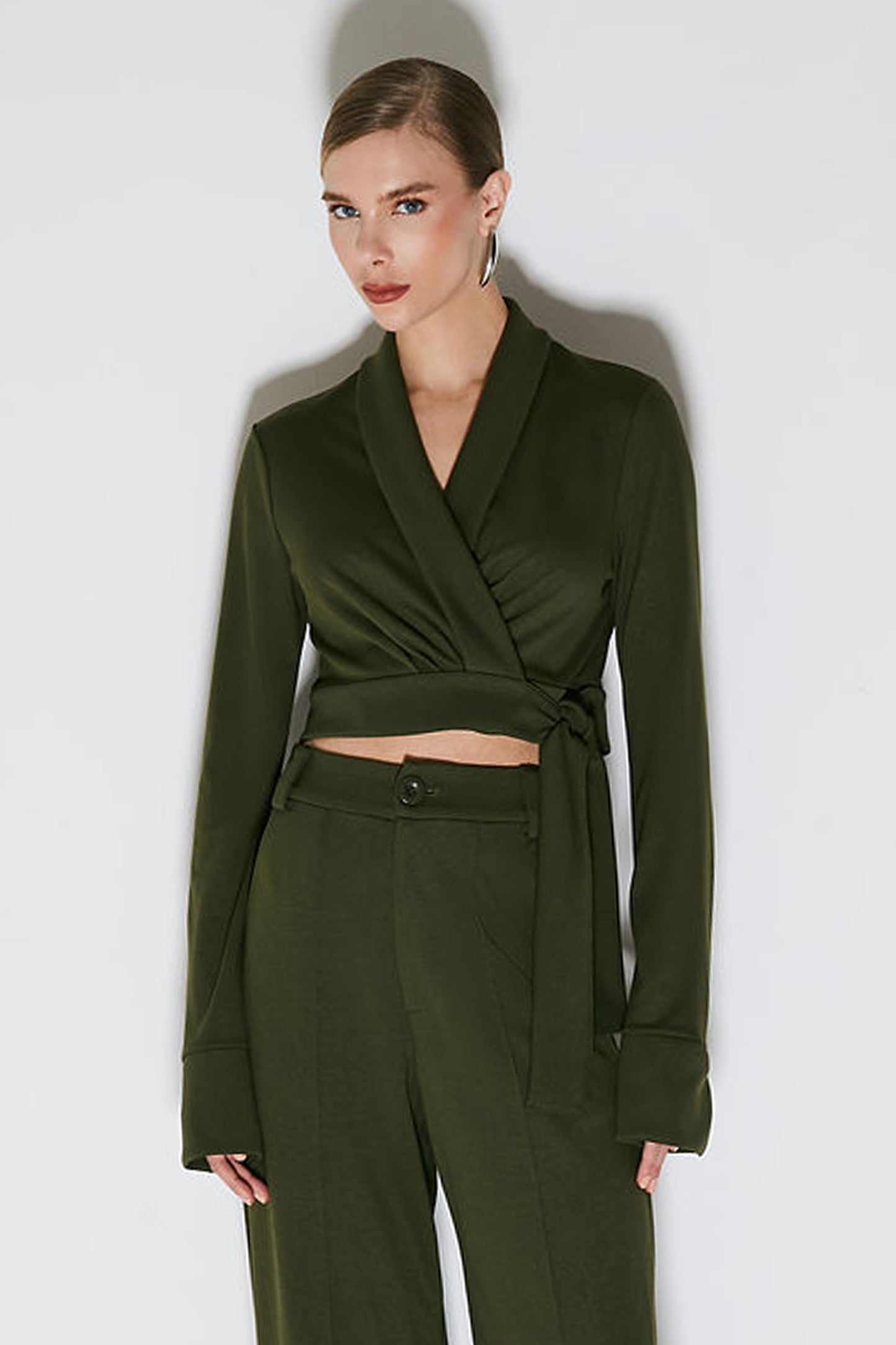 BLUSA MANGA LONGA COM AMARRACAO LATERAL E ABERTURA PUNHO VERDE MILITAR