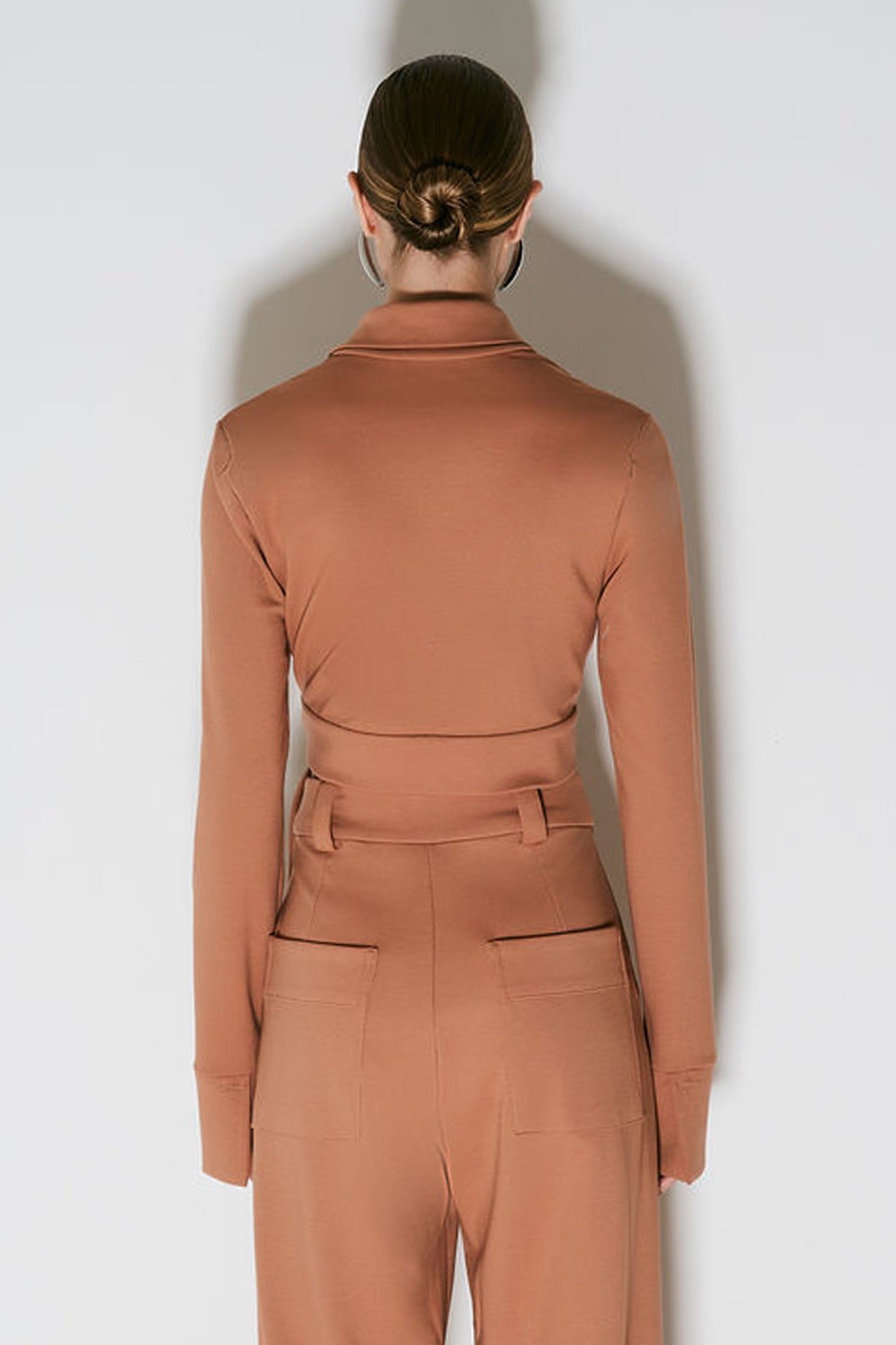 BLUSA MANGA LONGA COM AMARRACAO LATERAL E ABERTURA PUNHO MOCHA MOUSSE
