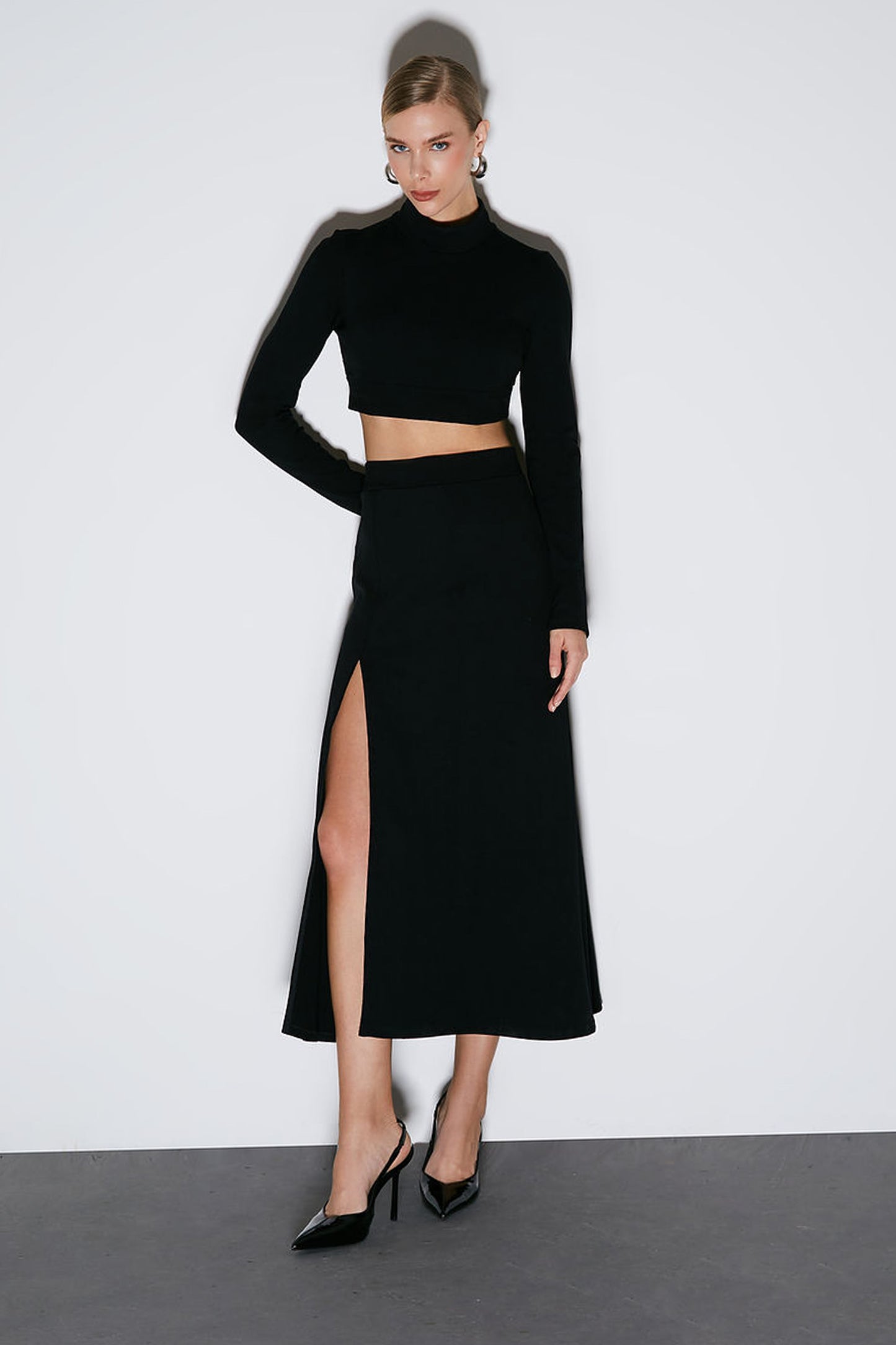 CROPPED MANGA LONGA GOLA ALTA PRETO