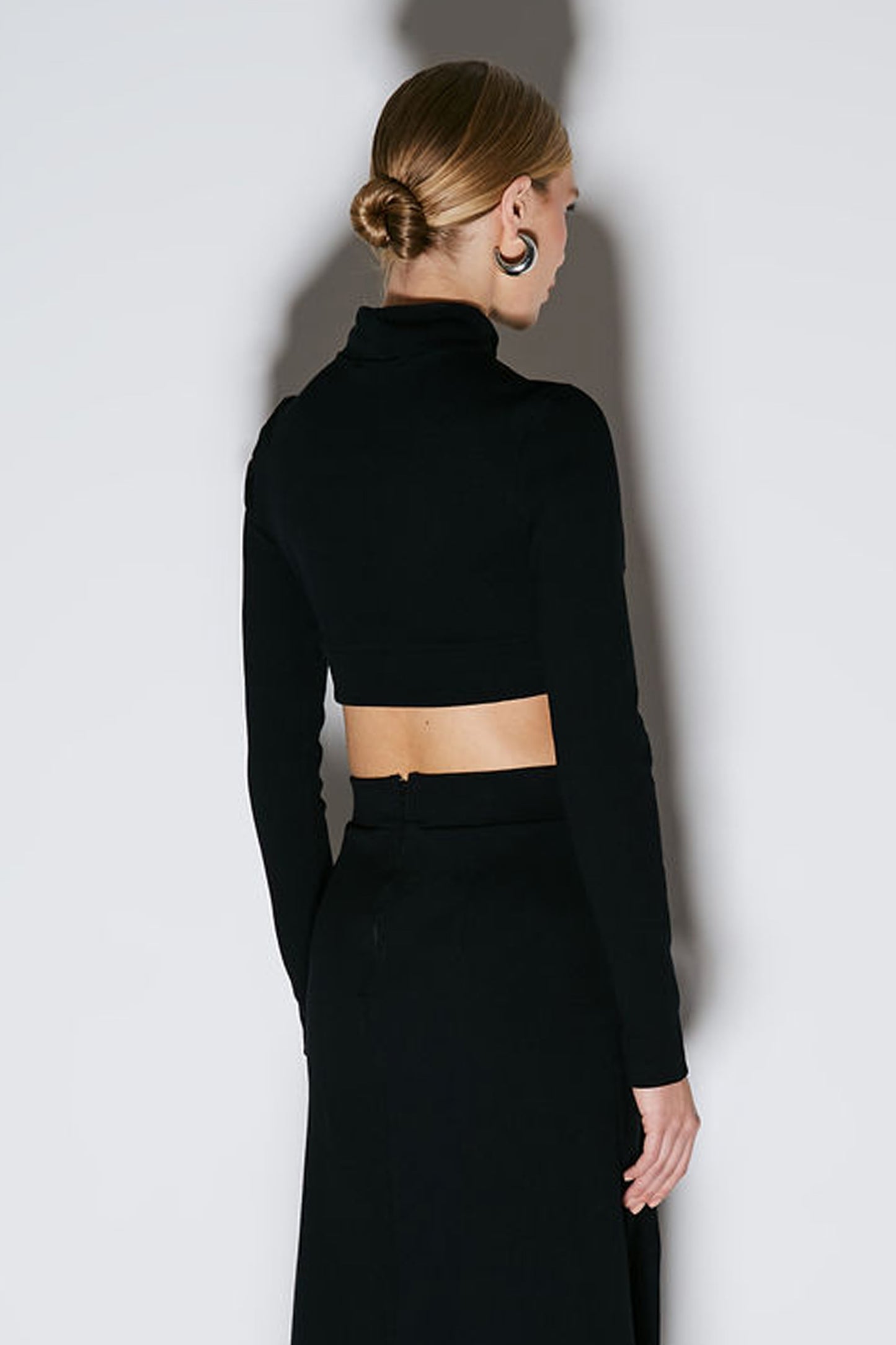 CROPPED MANGA LONGA GOLA ALTA PRETO