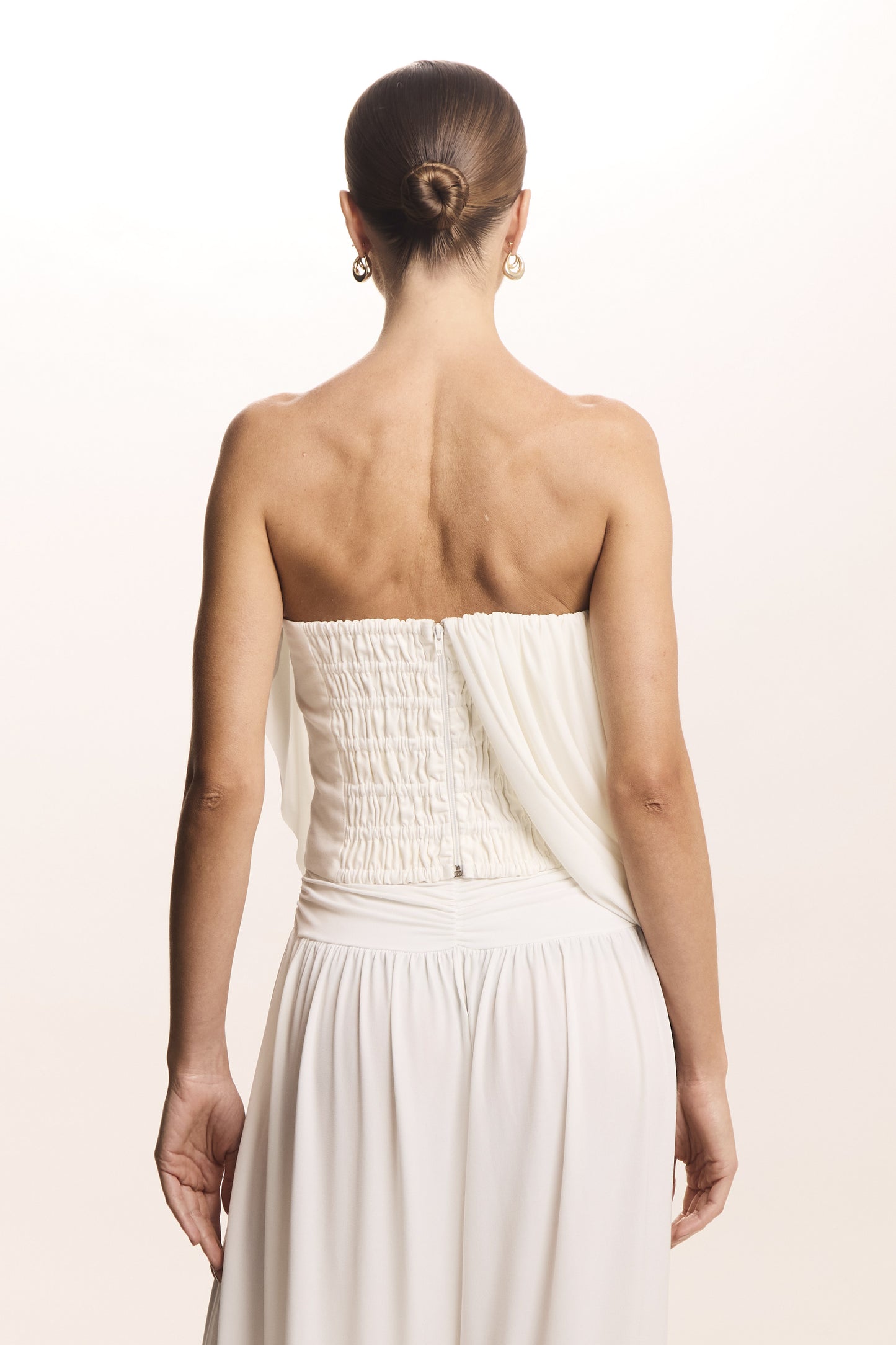 CROPPED TOMARA QUE CAIA RECORTE DECOTE E SOBREPOSICAO FLUIDA OFF WHITE