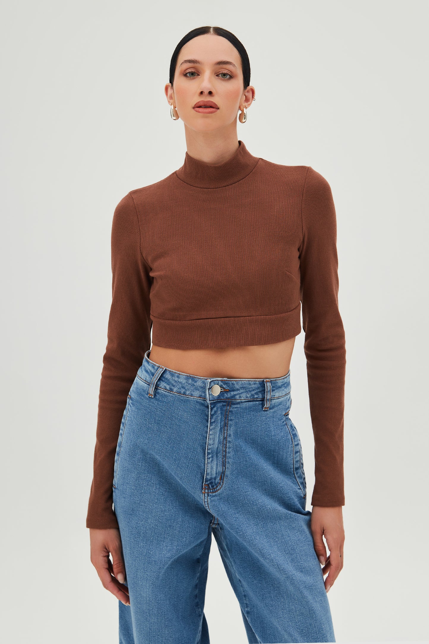 CROPPED MANGA LONGA GOLA ALTA MARROM
