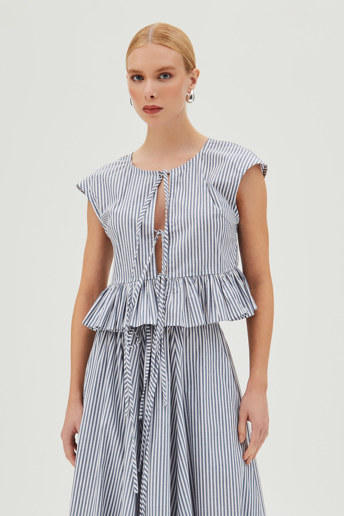 BLUSA DE AMARRAÇÃO FRONTAL E BABADO NA BARRA LISTRADO AZUL MARINHO