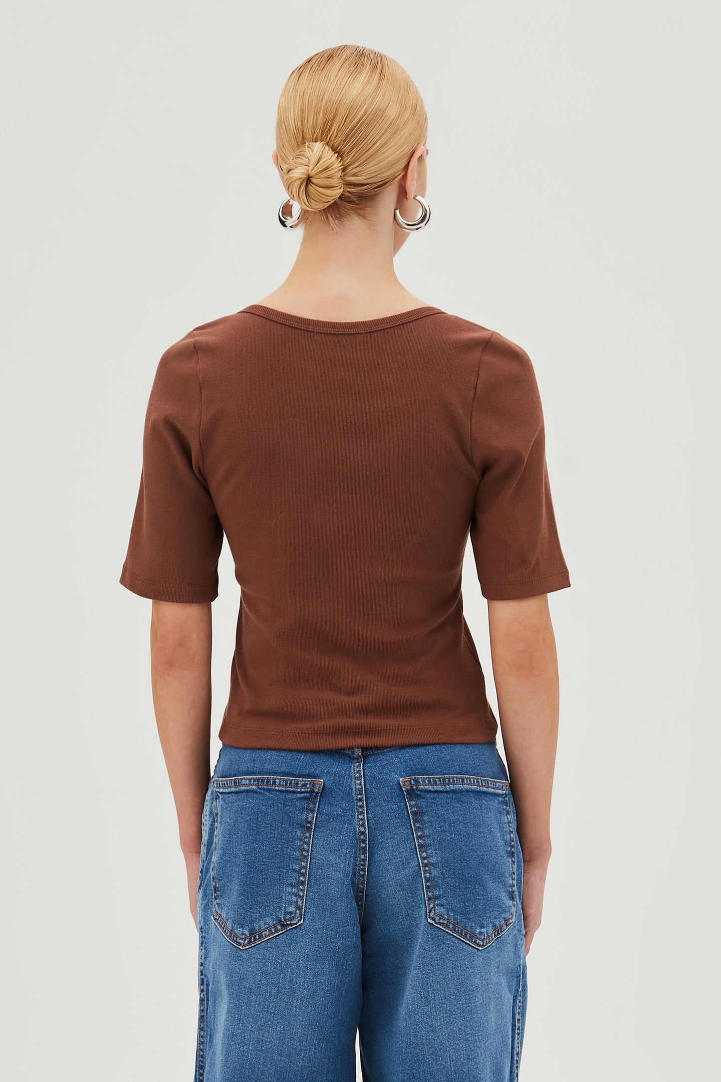 BLUSA MANGA CURTA COM DECOTE U MARROM