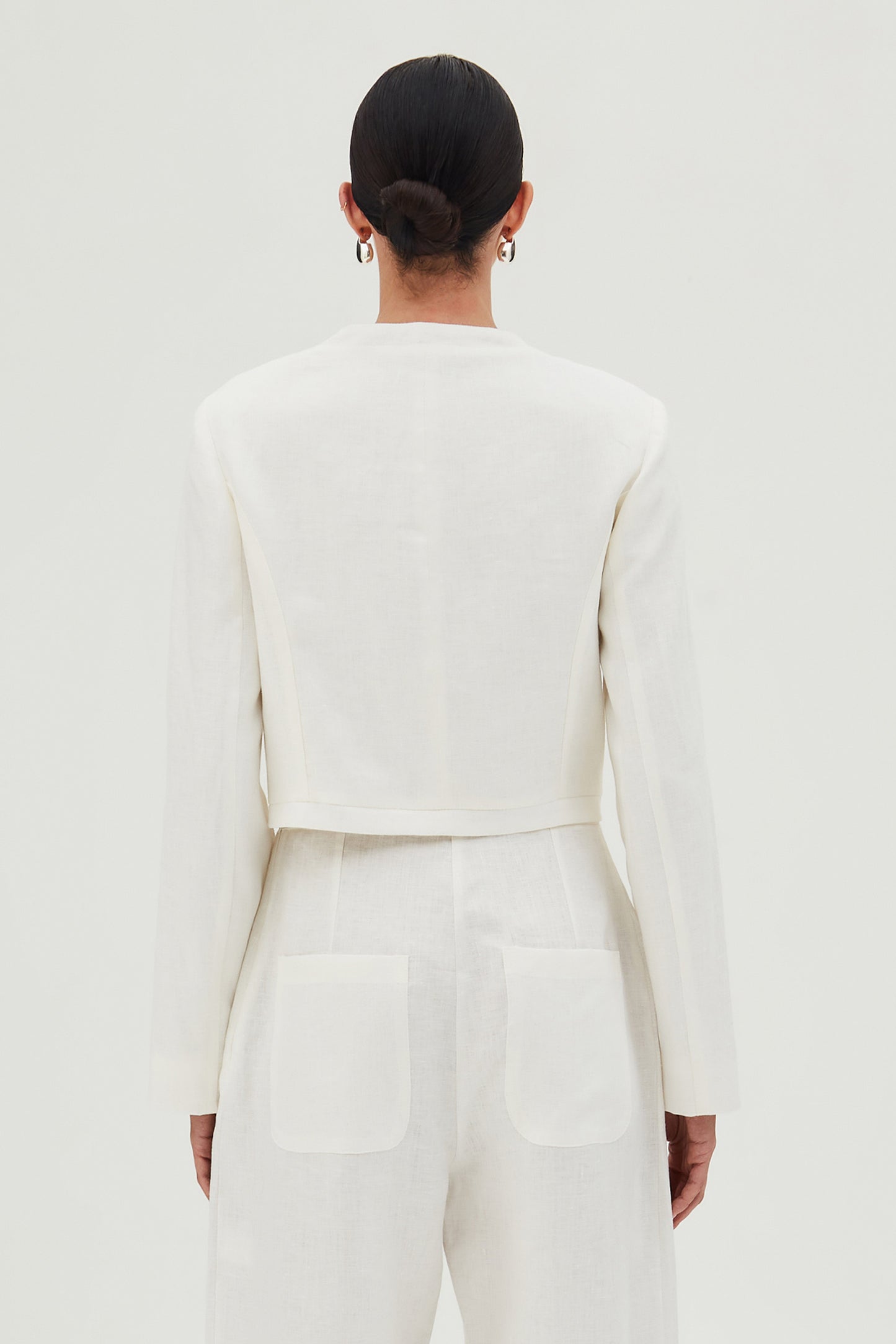 BLAZER CURTO COM BOLSOS FRONTAIS BRANCO