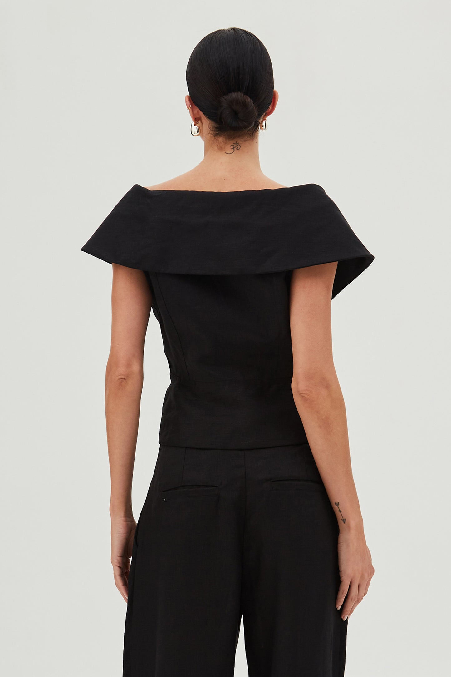 BLUSA MANGA CURTA COM MAXI GOLA PRETO