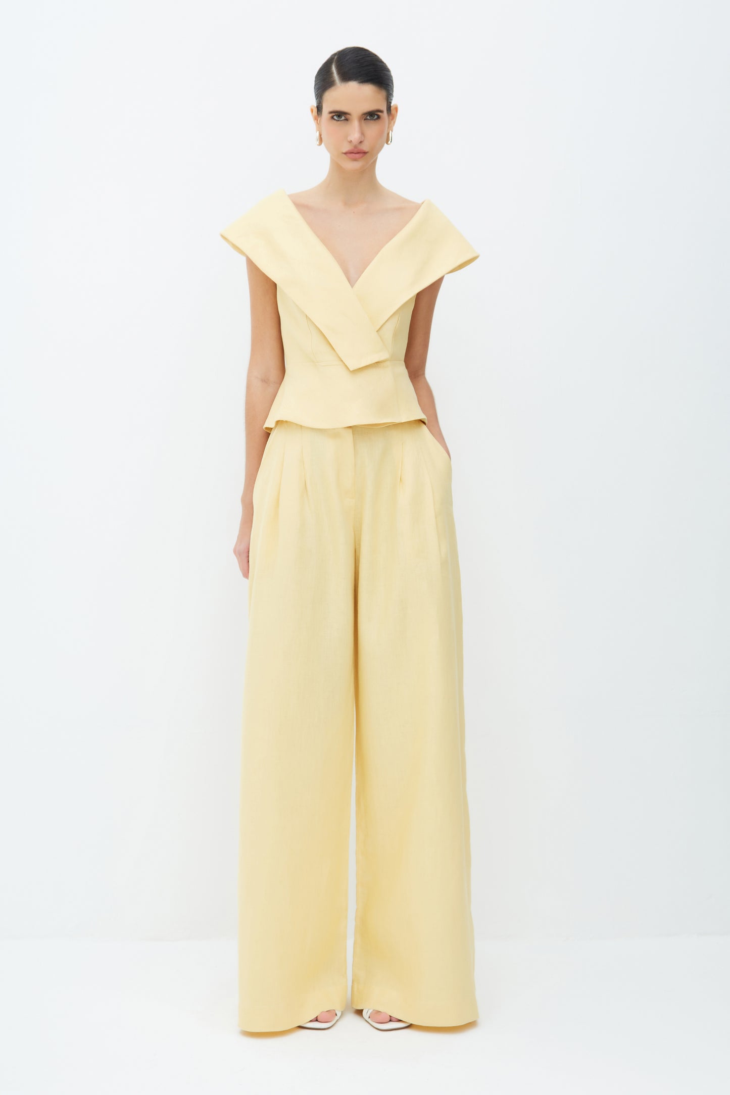 CALCA PANTALONA ALFAIATARIA COM PREGAS FRONTAIS AMARELO MANTEIGA