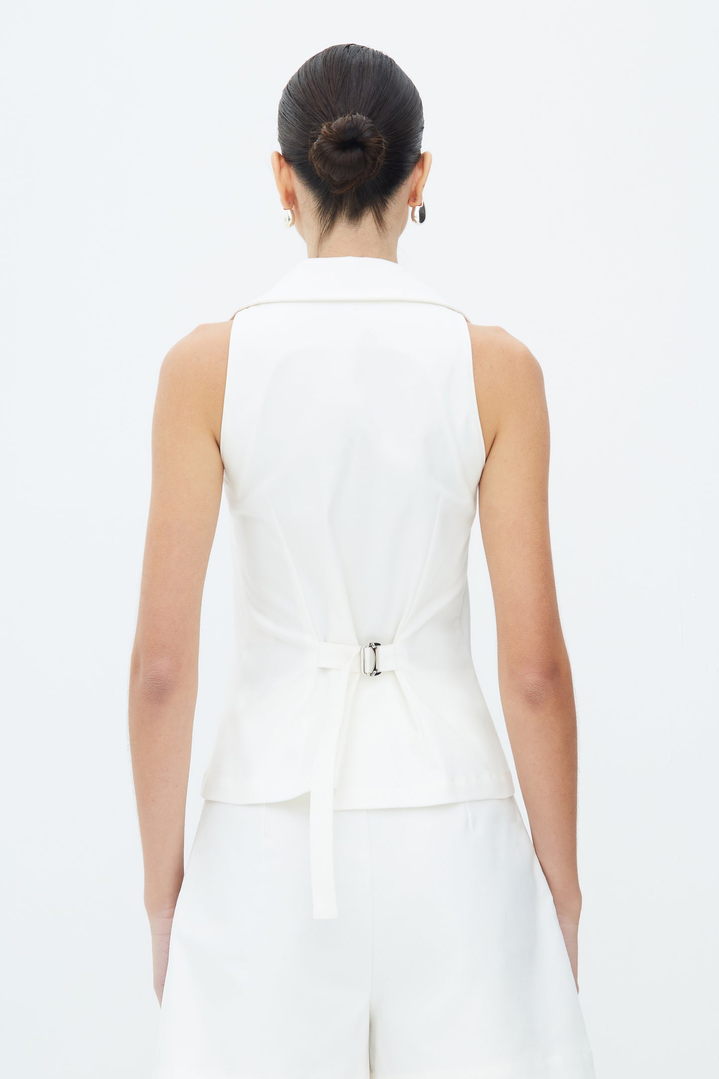 BLUSA SEM MANGA COM BOTOES FRONTAL E FIVELA COSTAS OFF WHITE